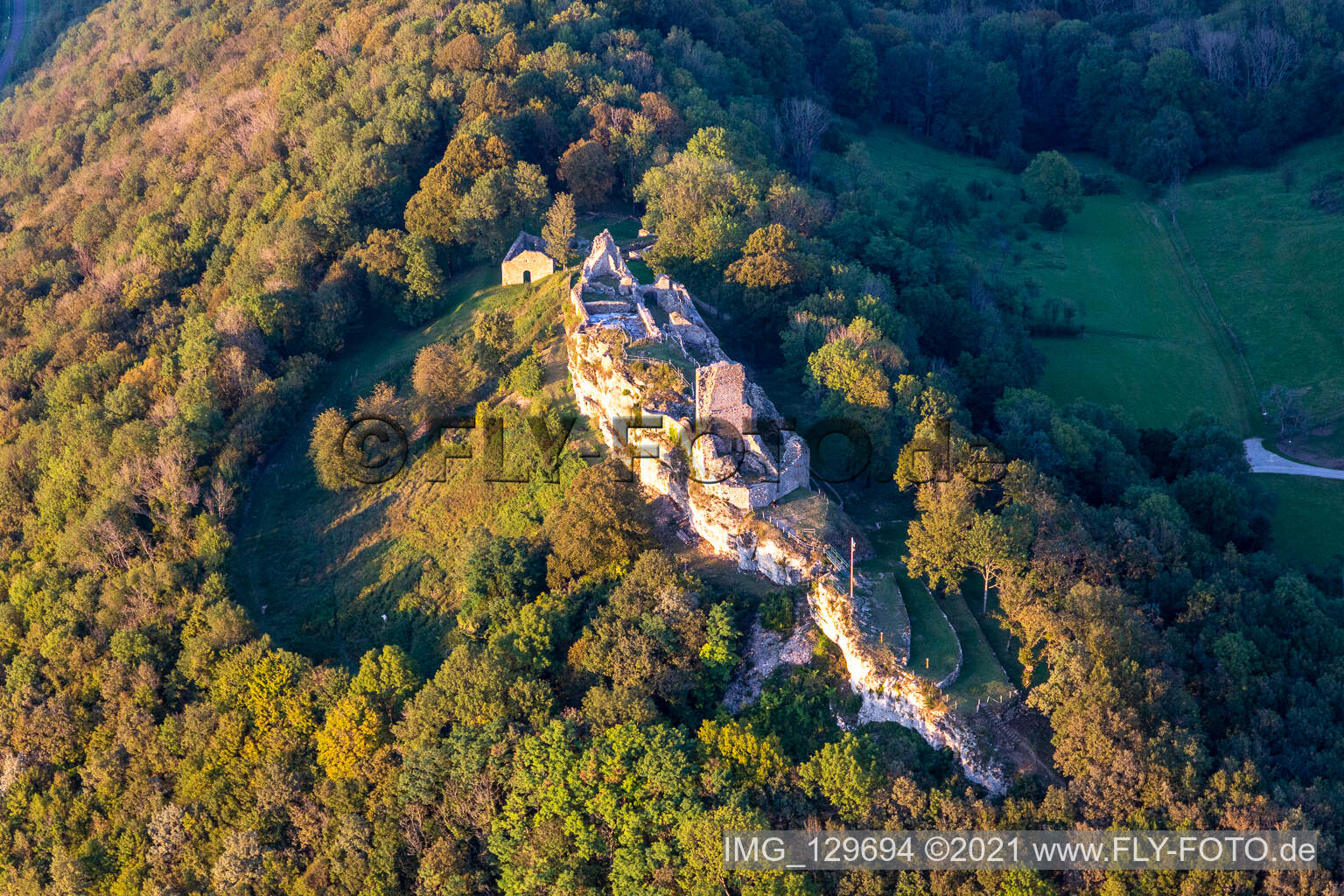 Vue aérienne de Château fort en ruine de, Belvédère et Fointaine Montfaucon sur le Doubs à Montfaucon dans le département Doubs, France