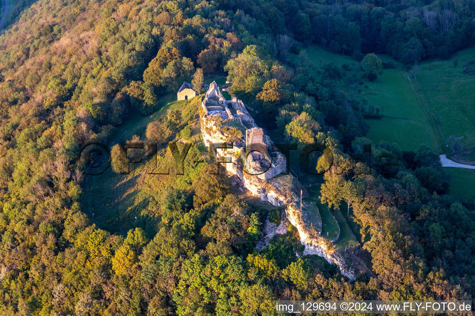 Vue aérienne de Château fort en ruine de, Belvédère et Fointaine Montfaucon sur le Doubs à Montfaucon dans le département Doubs, France