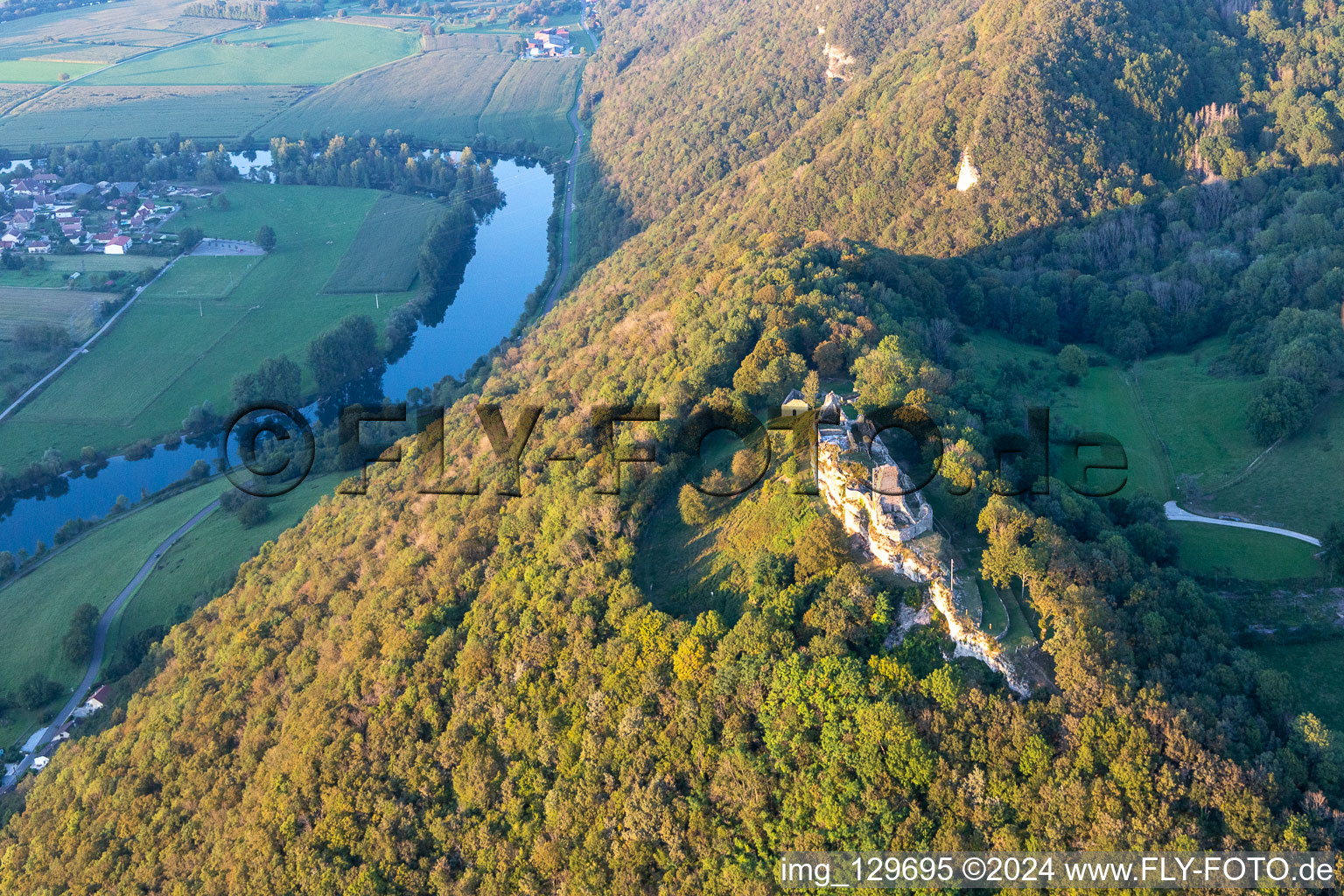Vue aérienne de Ruines et vestiges de murs de l'ancien ensemble château fort Château fort en ruine de Montfaucon, Belvédère et Fointaine Montfaucon au dessus du Doubs à Montfaucon dans le département Doubs, France
