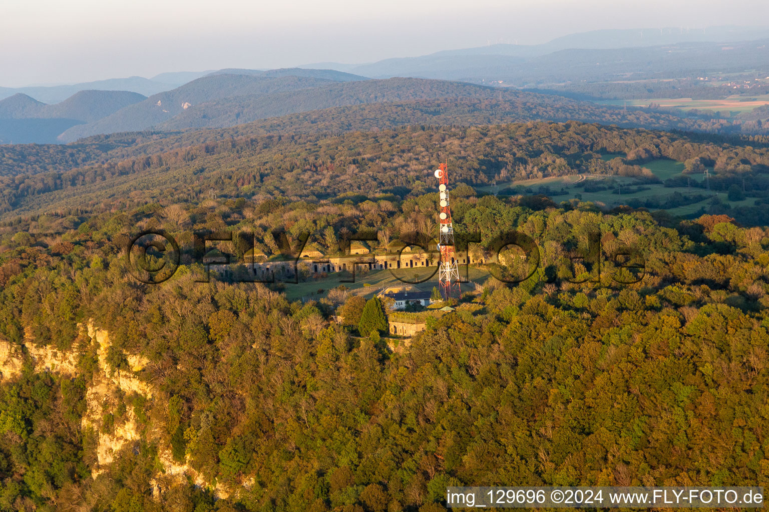 Vue aérienne de Fort de Montfaucon à Montfaucon dans le département Doubs, France