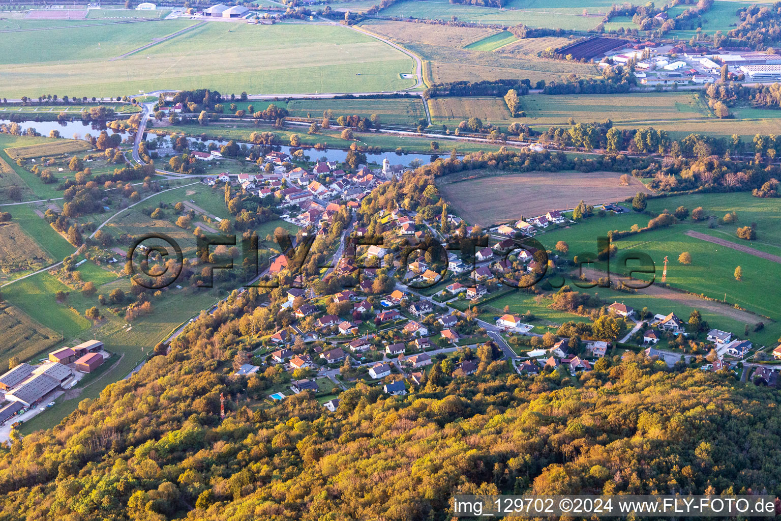 Vue aérienne de Chalèze dans le département Doubs, France