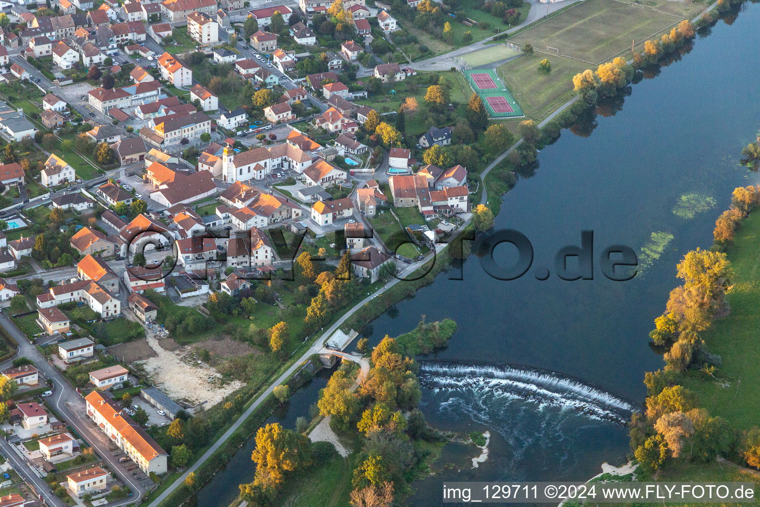 Vue aérienne de Rapides sur le Doubs à Roche-lez-Beaupré dans le département Doubs, France