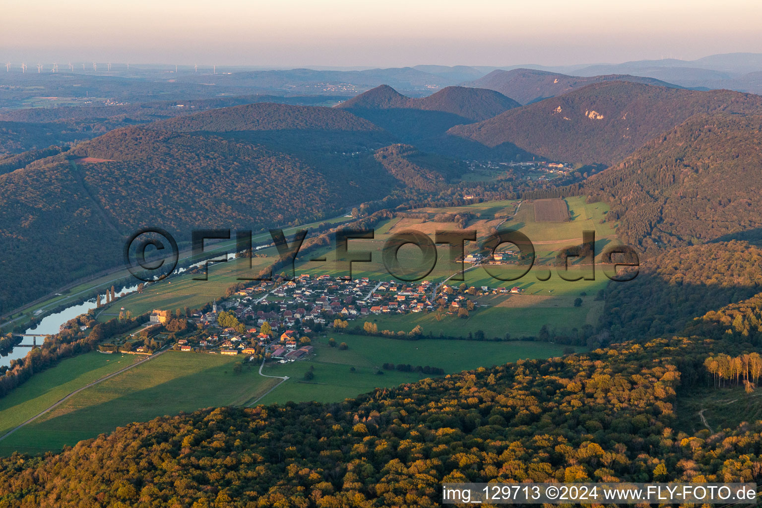 Vue aérienne de Vaire-Arcier dans le département Doubs, France