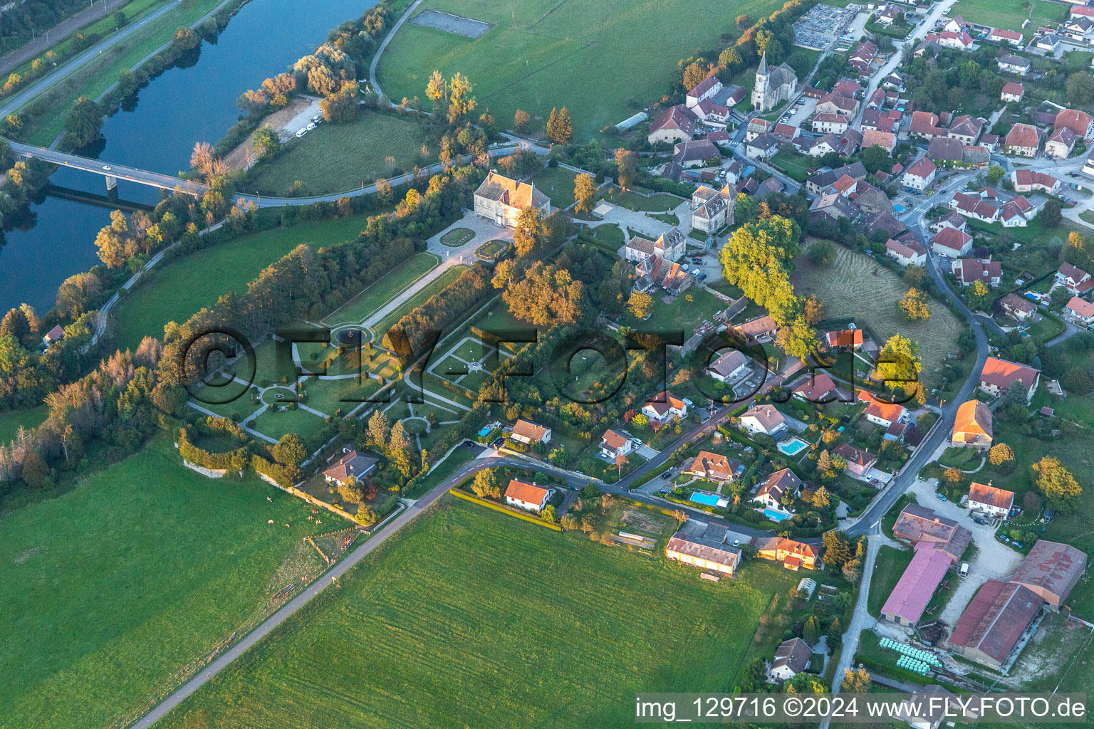 Vue aérienne de Château de Vaire à Vaire-Arcier dans le département Doubs, France