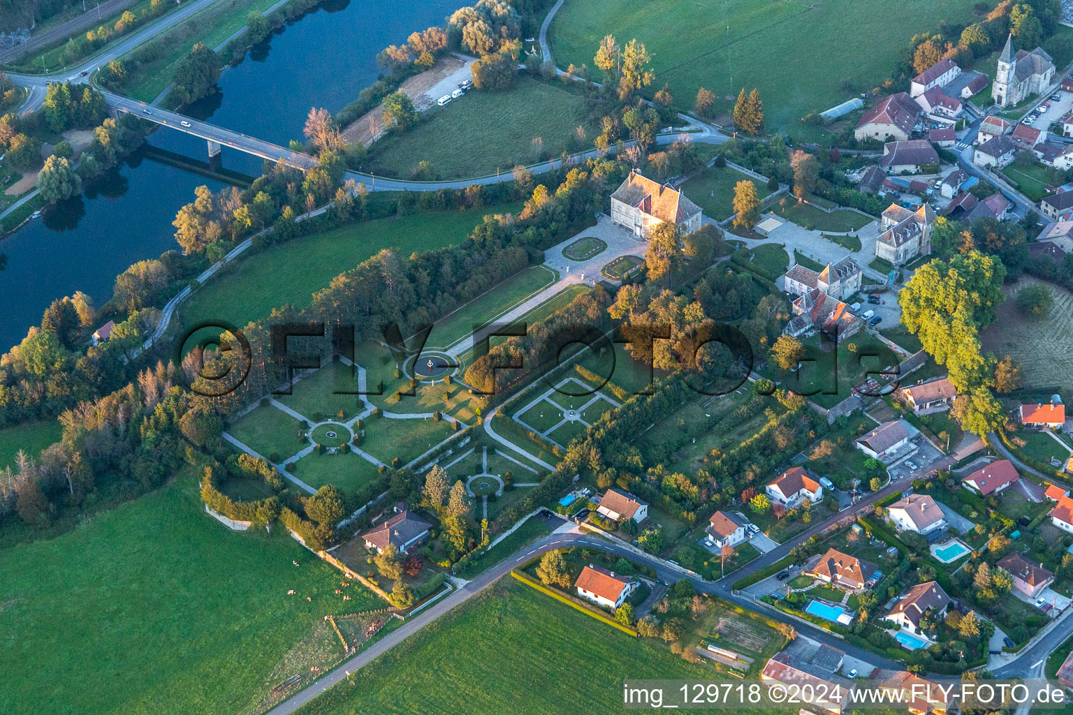 Vue aérienne de Château de Vaire à Vaire-Arcier dans le département Doubs, France