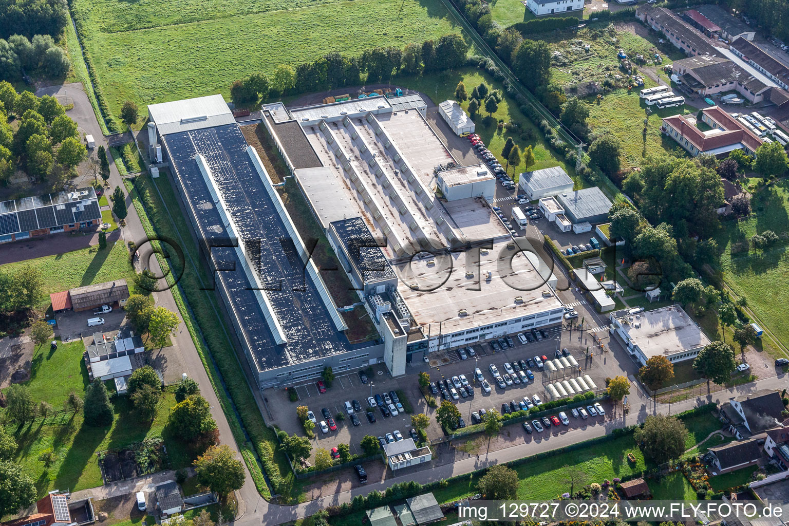 Photographie aérienne de Les locaux de l'usine Webasto Mechatronics sur l'Industriestrasse à Schaidt à le quartier Schaidt in Wörth am Rhein dans le département Rhénanie-Palatinat, Allemagne