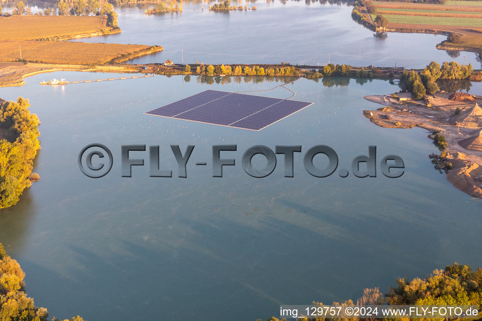 Vue aérienne de Île photovoltaïque flottante à Kiesweier à Leimersheim dans le département Rhénanie-Palatinat, Allemagne