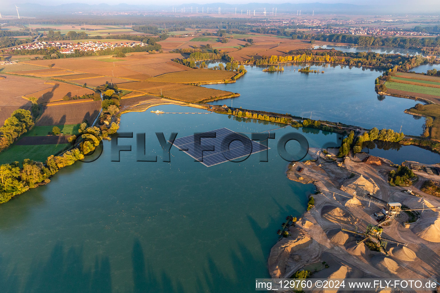 Centrale solaire flottante et champs de panneaux de systèmes photovoltaïques à la surface de l'eau sur un lac de carrière pour l'extraction de gravier à Leimersheim dans le département Rhénanie-Palatinat, Allemagne d'en haut