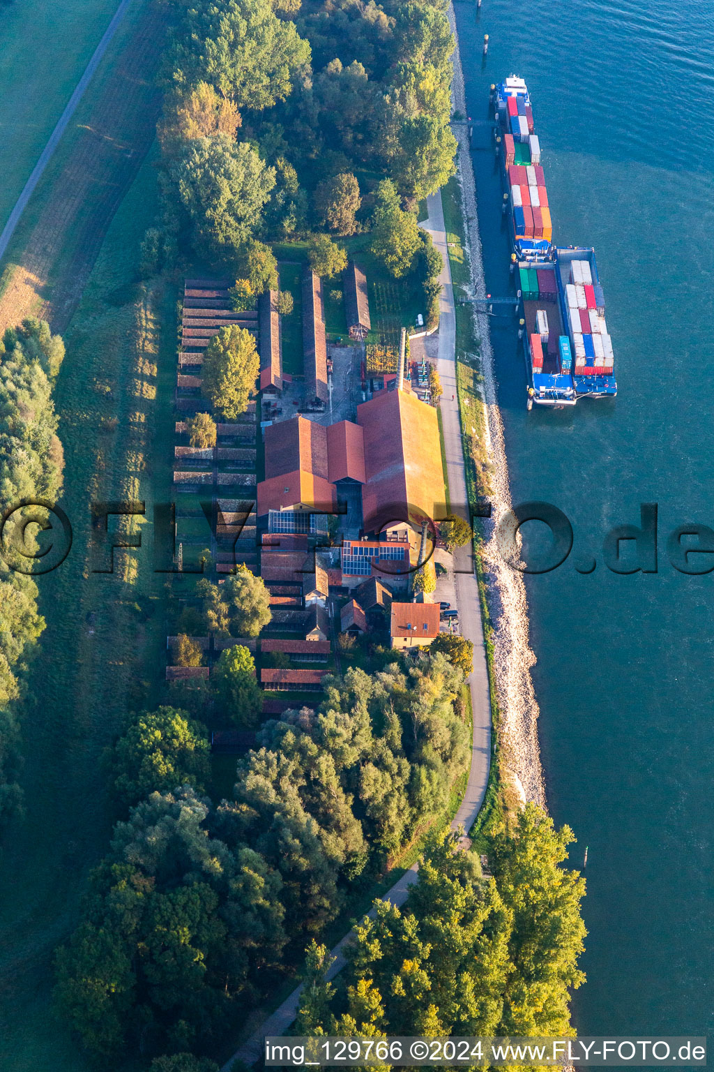 Vue aérienne de Musée de la Briqueterie Sondernheim au bord du Rhin à le quartier Sondernheim in Germersheim dans le département Rhénanie-Palatinat, Allemagne