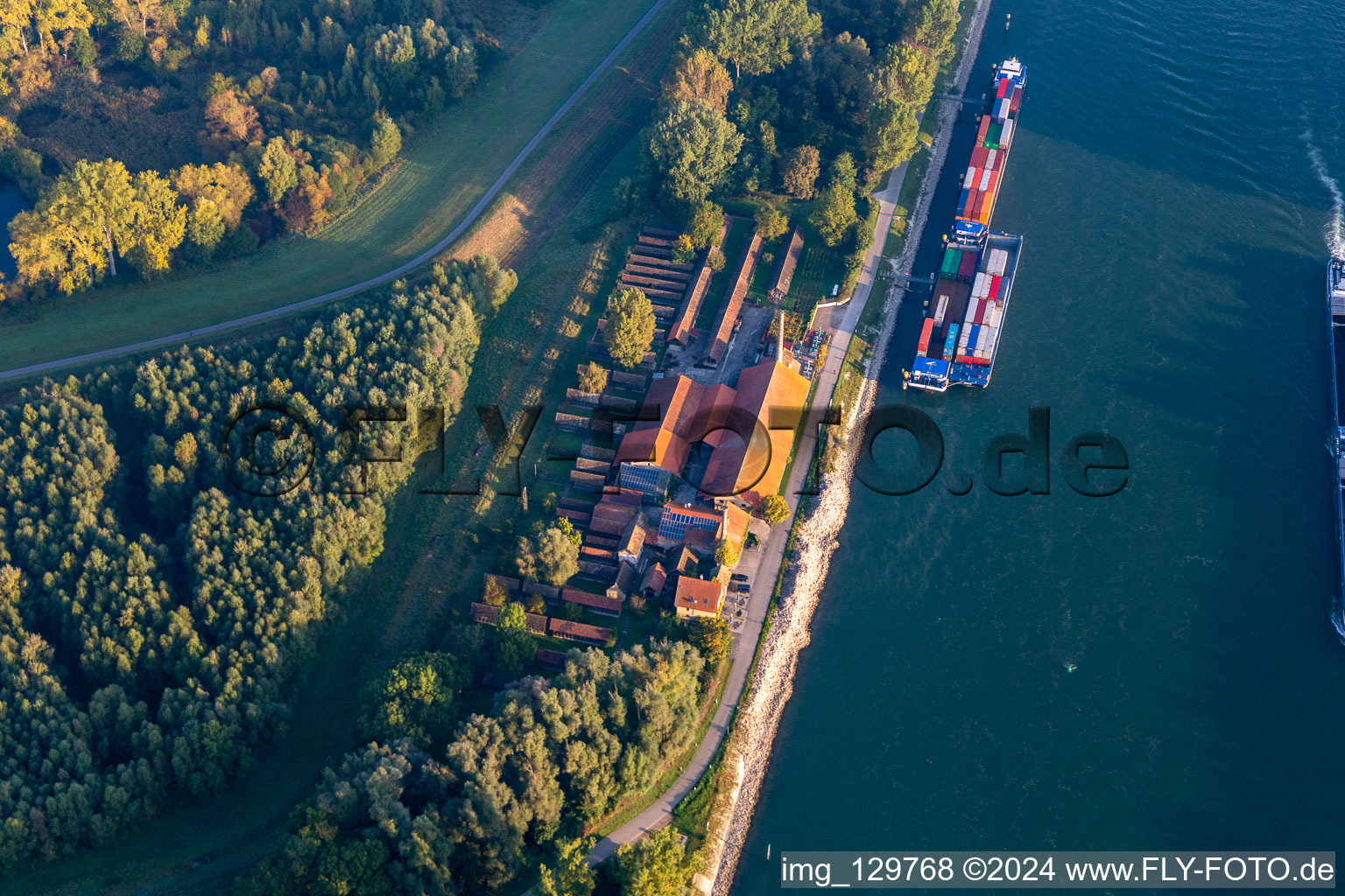 Vue aérienne de Musée de la Briqueterie Sondernheim au bord du Rhin à le quartier Sondernheim in Germersheim dans le département Rhénanie-Palatinat, Allemagne