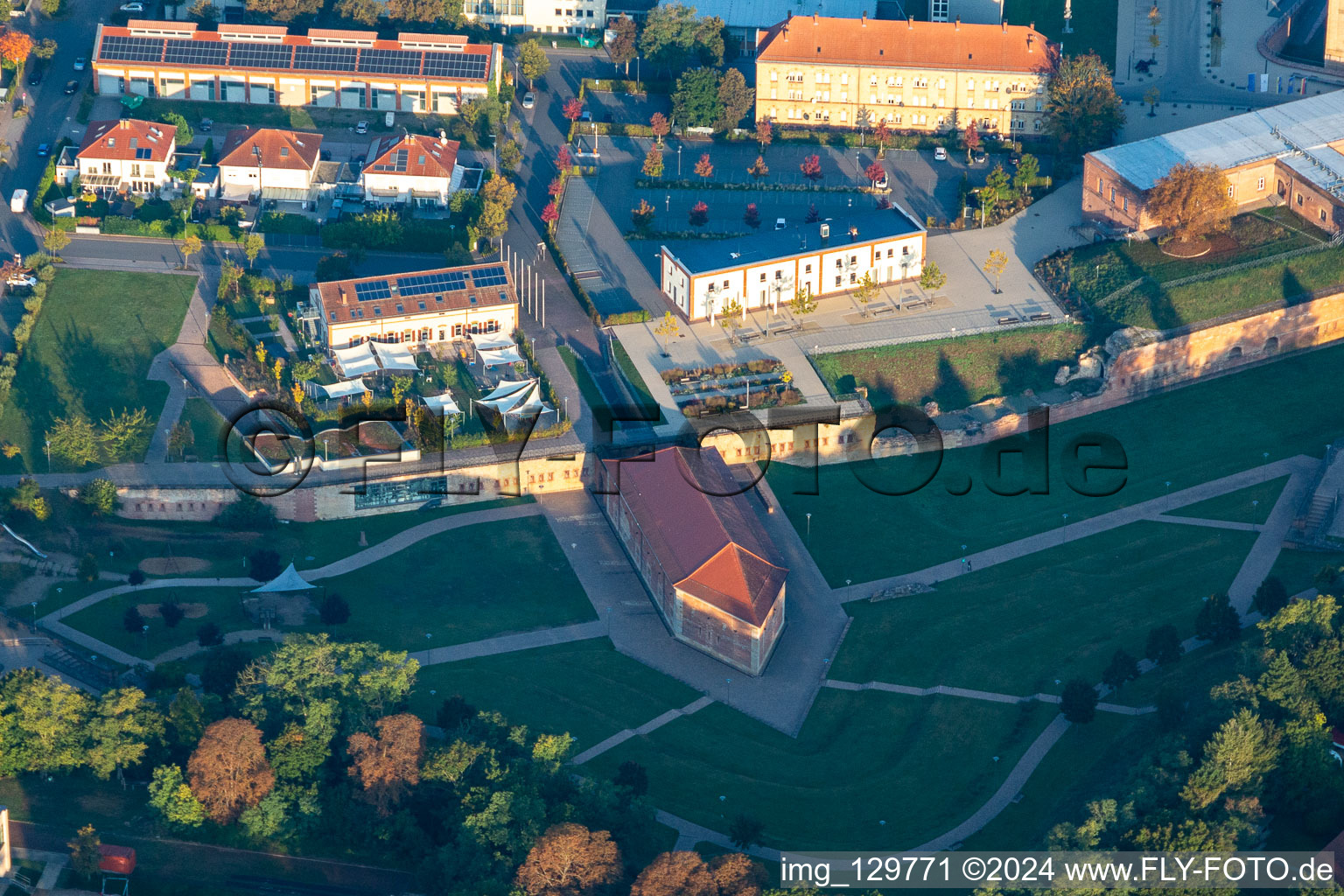 Vue aérienne de Bâtiment de défense des tranchées dans le parc municipal de Fronte Lamotte à Germersheim dans le département Rhénanie-Palatinat, Allemagne