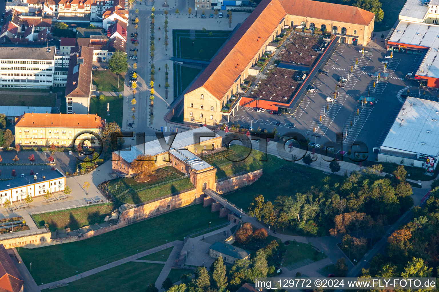 Vue aérienne de Bâtiment de la porte Weissenburg à Germersheim dans le département Rhénanie-Palatinat, Allemagne