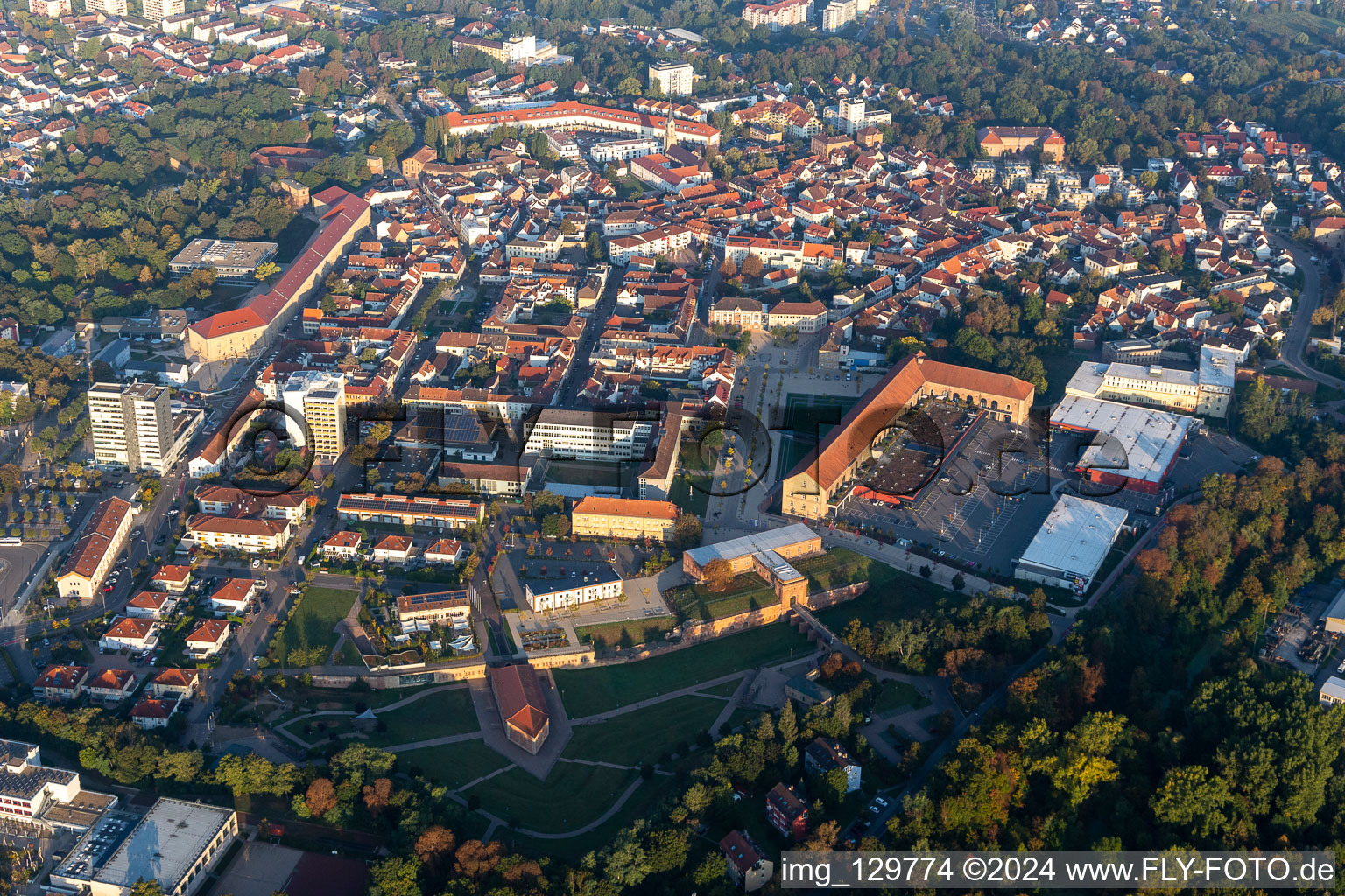 Vue aérienne de Ensemble carré de la Paradeplatz et de la Luitpoldplatz avec l'administration du district Germersheim, district Germersheim, WIFÖ au centre-ville à Germersheim dans le département Rhénanie-Palatinat, Allemagne