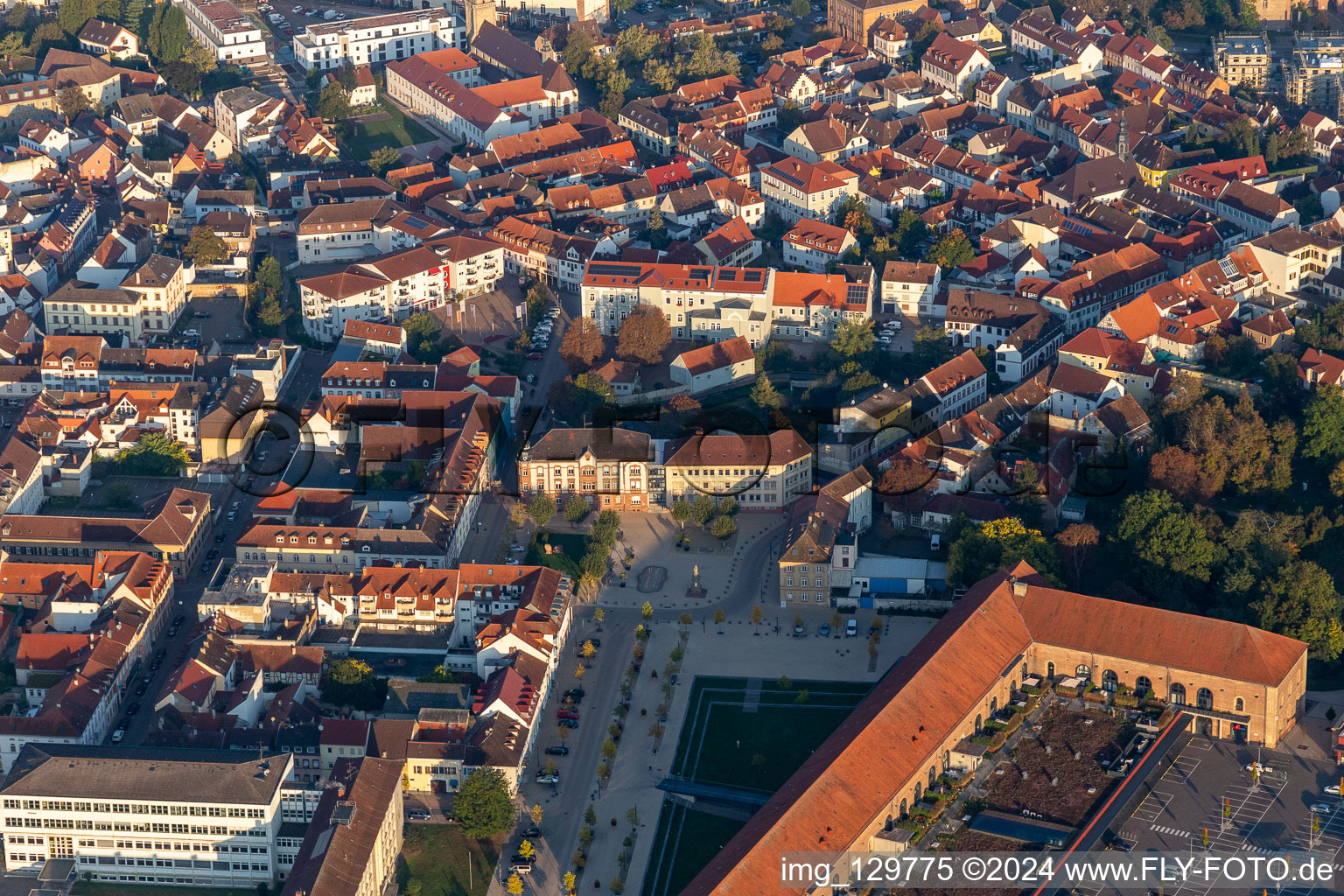 Vue aérienne de Ensemble carré de la Paradeplatz et de la Luitpoldplatz avec l'administration du district Germersheim, district Germersheim, WIFÖ au centre-ville à Germersheim dans le département Rhénanie-Palatinat, Allemagne