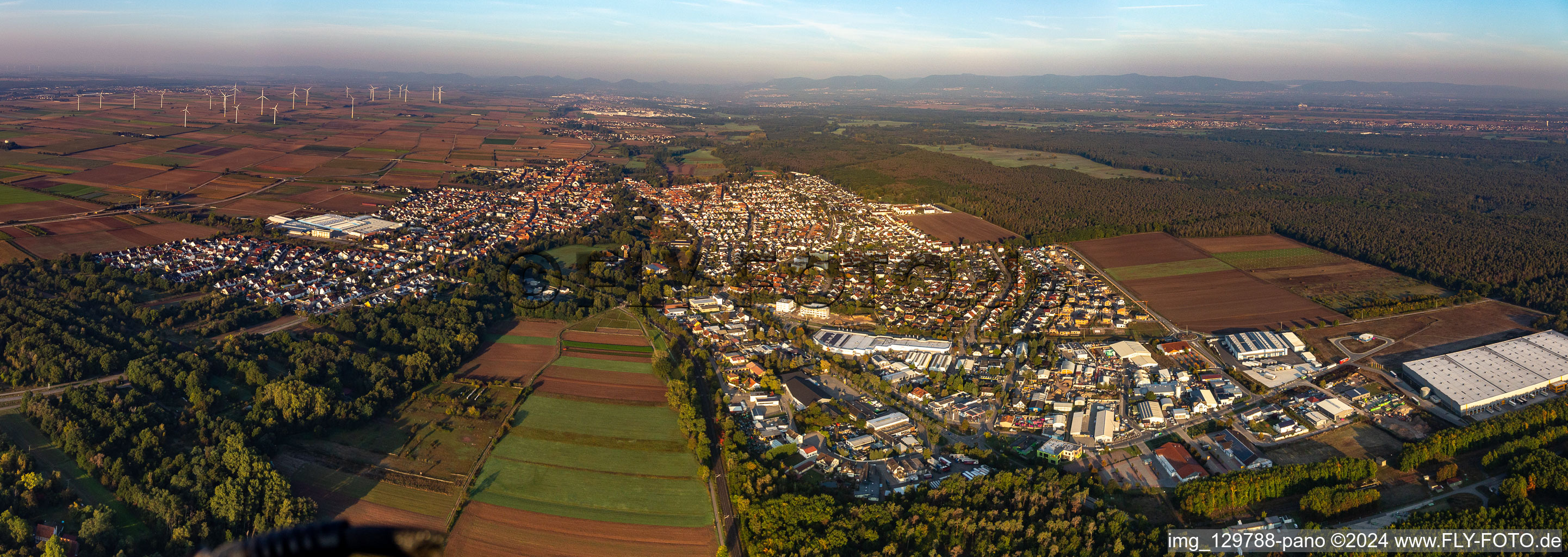 Vue aérienne de Panorama - perspective de la zone urbaine avec la périphérie et le centre-ville à Bellheim dans le département Rhénanie-Palatinat, Allemagne