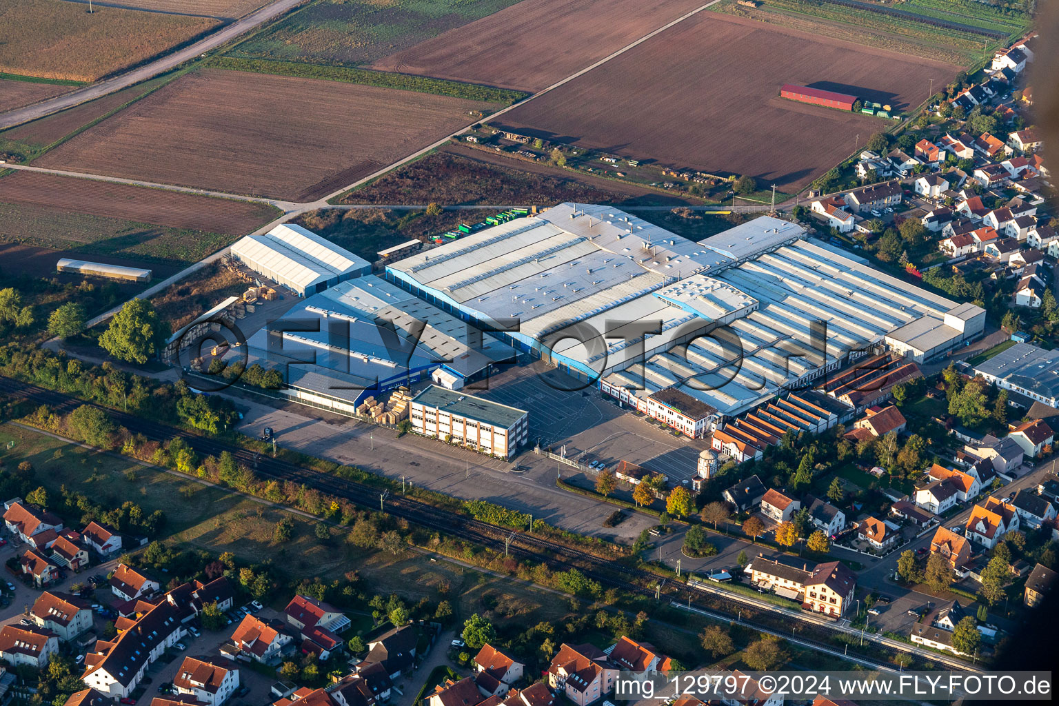 Photographie aérienne de Locaux de l'entreprise Kardex Remstar Maschinenbau avec halls, bâtiments d'entreprise et installations de production à Bellheim dans le département Rhénanie-Palatinat, Allemagne