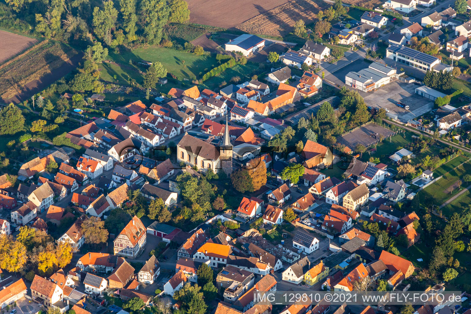 Vue aérienne de Église à Knittelsheim dans le département Rhénanie-Palatinat, Allemagne