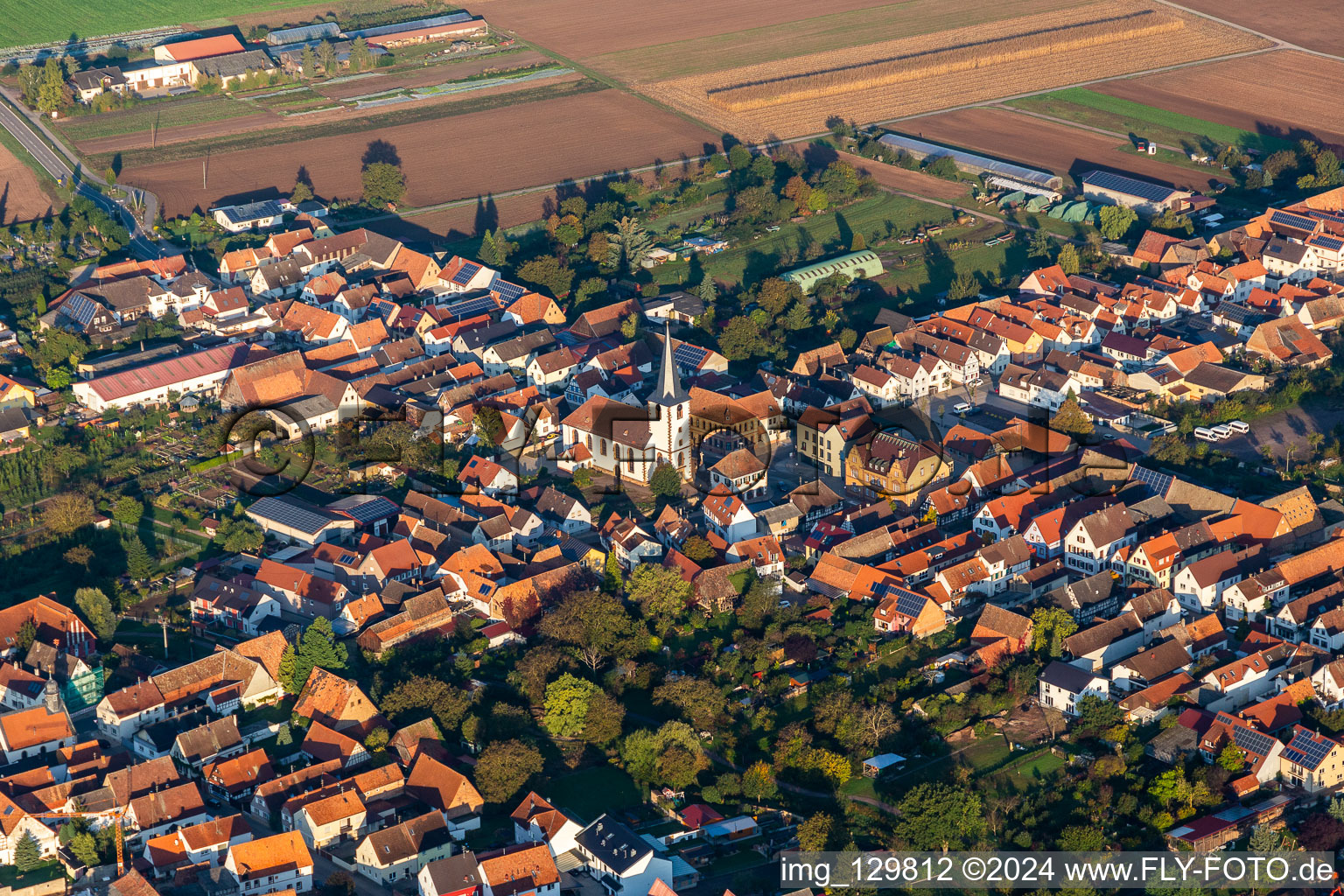 Vue aérienne de Église à le quartier Ottersheim in Ottersheim bei Landau dans le département Rhénanie-Palatinat, Allemagne