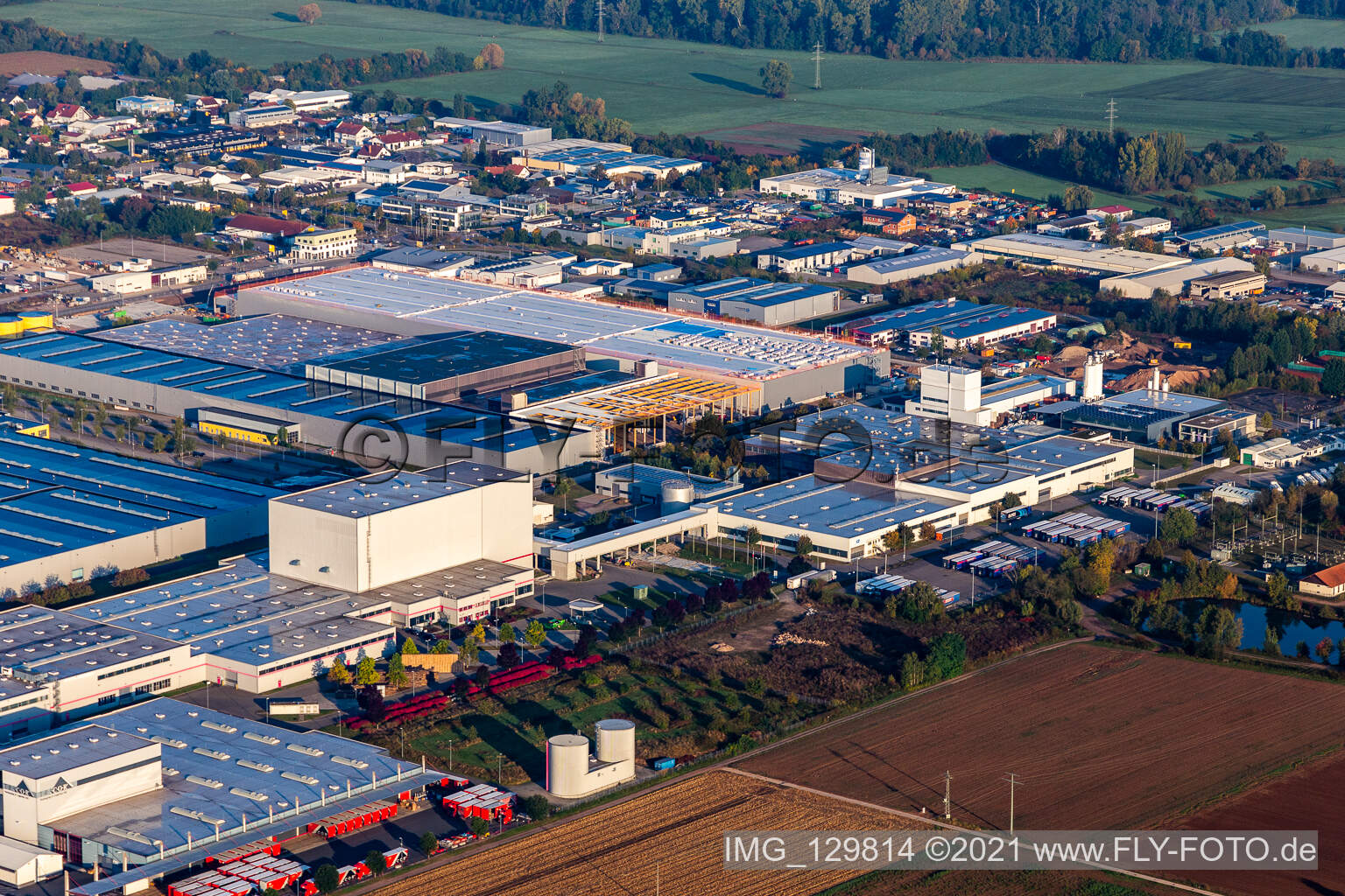 Vue aérienne de Zone commerciale Interpark avec Tricor Packaging & Logistics AG, Prowell Papierbedarf Gmbh à Offenbach an der Queich dans le département Rhénanie-Palatinat, Allemagne