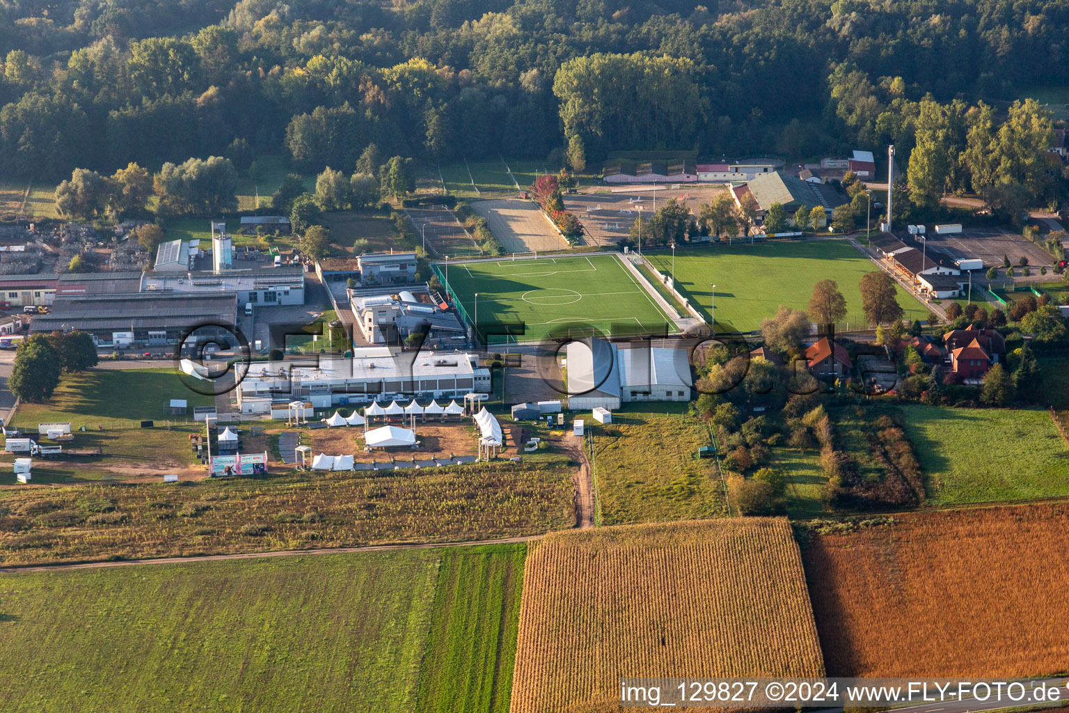 Vue aérienne de TSV Fortuna Billigheim Ingenheim eV et Reit- und Fahrverein e. V. Billigheim à le quartier Billigheim in Billigheim-Ingenheim dans le département Rhénanie-Palatinat, Allemagne