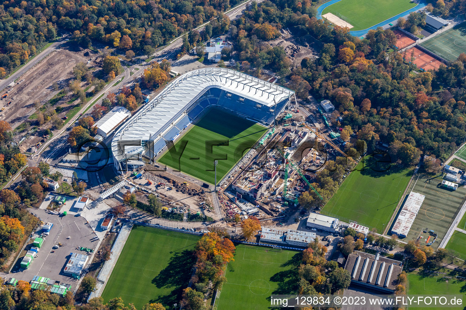 Chantier d'agrandissement et de transformation du terrain des installations sportives du stade KSC « Wildparkstadion » à le quartier Innenstadt-Ost in Karlsruhe dans le département Bade-Wurtemberg, Allemagne d'un drone