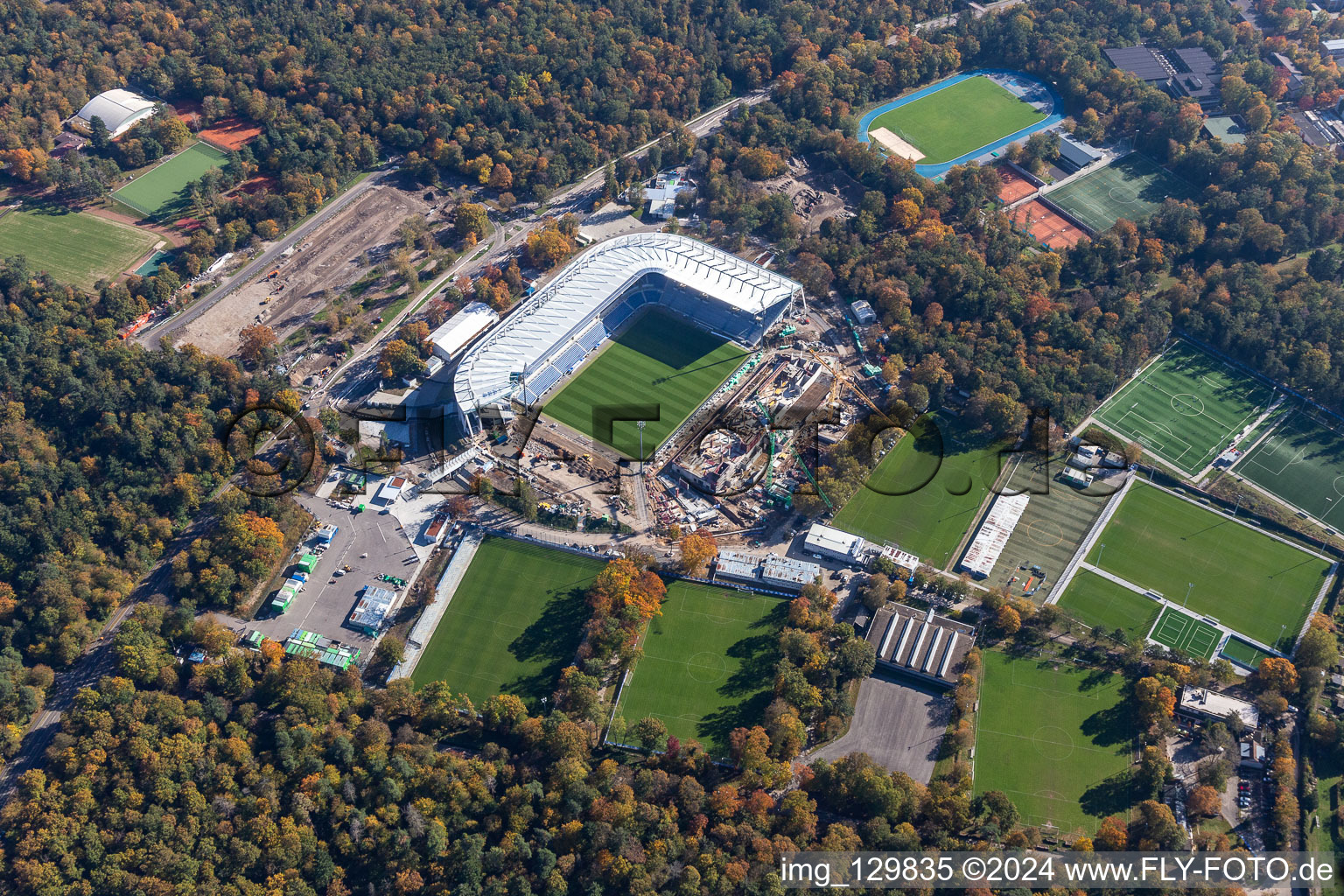 Chantier d'agrandissement et de transformation du terrain des installations sportives du stade KSC « Wildparkstadion » à le quartier Innenstadt-Ost in Karlsruhe dans le département Bade-Wurtemberg, Allemagne vu d'un drone