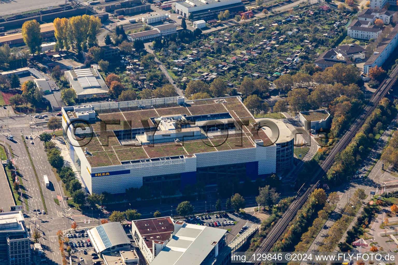 Magasin de meubles - marché de meubles de "IKEA Deutschland GmbH & Co. KG" sur Gerwigstrasse - Weinweg - Durlacher Allee à le quartier Oststadt in Karlsruhe dans le département Bade-Wurtemberg, Allemagne depuis l'avion