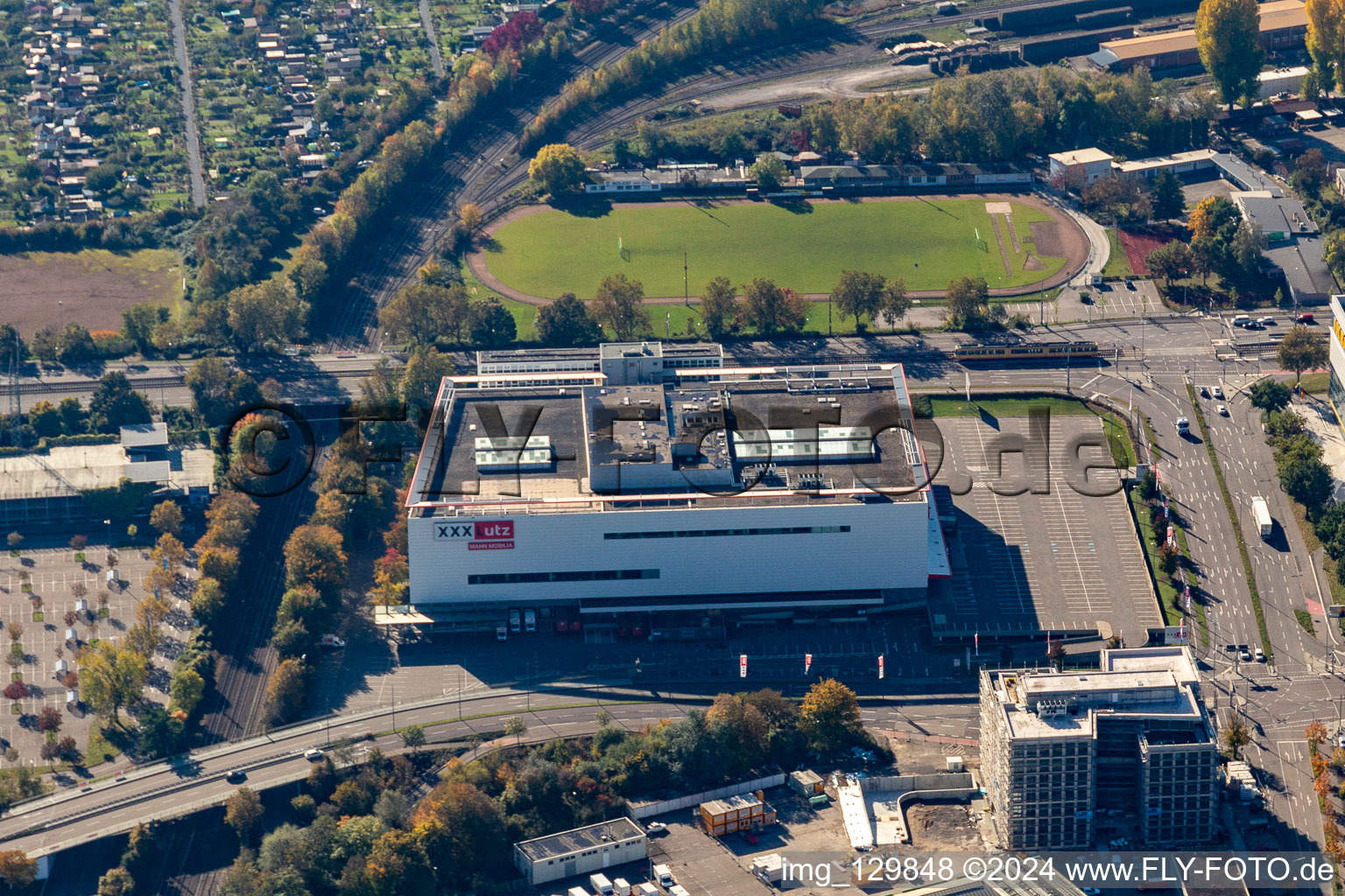 Vue aérienne de Magasin de meubles - magasin de meubles de XXL Lutz, MANN Management GmbH à le quartier Rintheim in Karlsruhe dans le département Bade-Wurtemberg, Allemagne