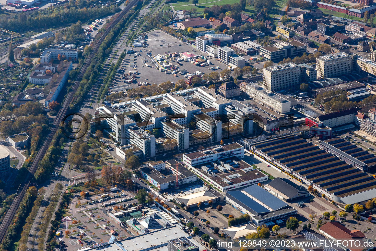 Vue aérienne de Immeuble de bureaux de l'administration et du bâtiment commercial du siège de l'ENBW, Durlacher Allee à le quartier Oststadt in Karlsruhe dans le département Bade-Wurtemberg, Allemagne