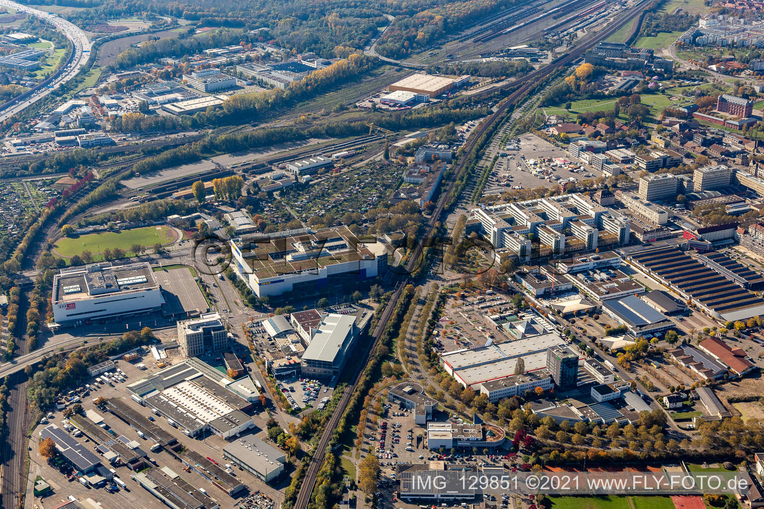 Vue aérienne de Magasins de meubles IKEA et XXXLutz sur Gerwigstr à le quartier Rintheim in Karlsruhe dans le département Bade-Wurtemberg, Allemagne