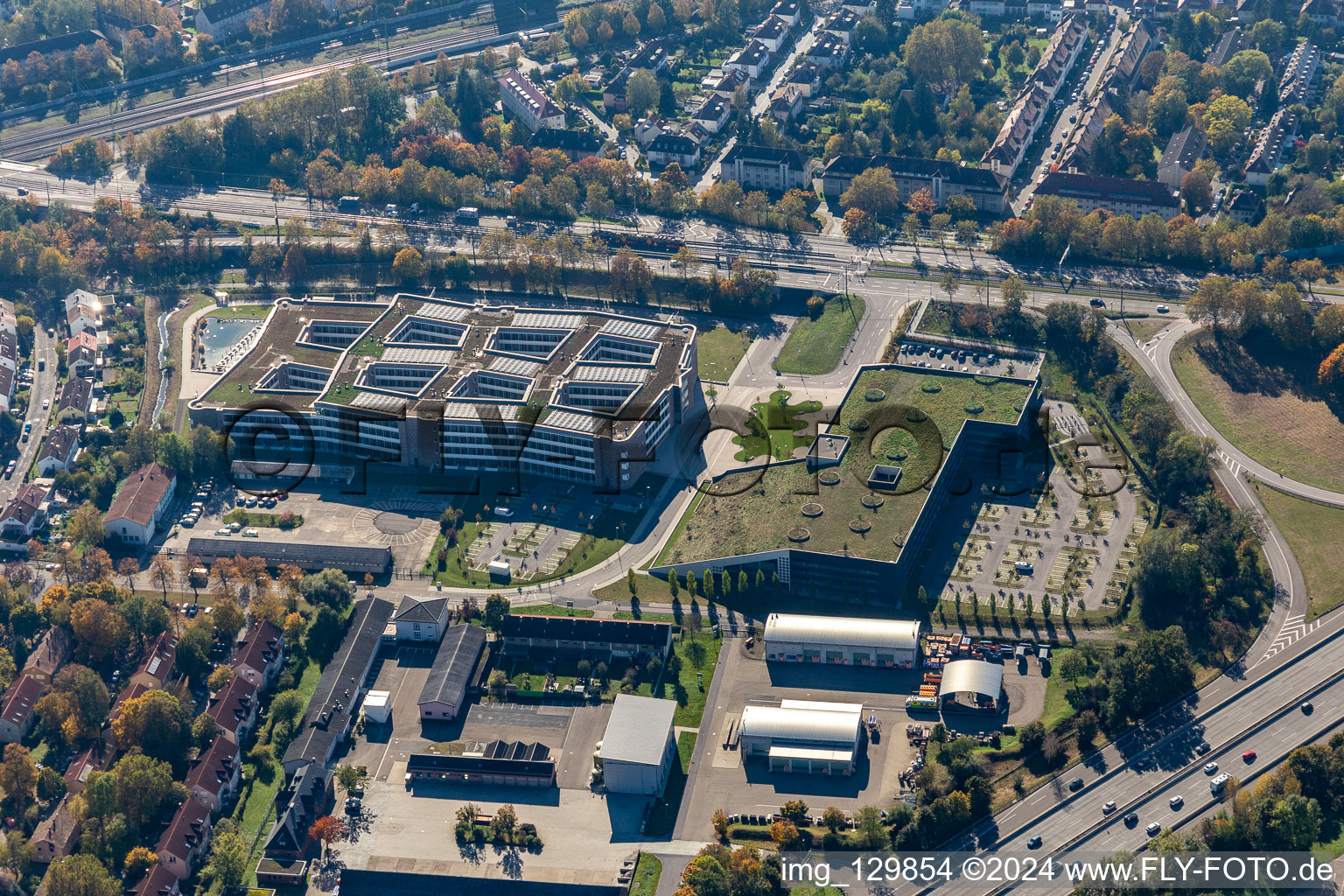 Vue aérienne de Immeuble de bureaux et commercial en forme de nid d'abeille de la "dm-drogerie markt GmbH + Co. KG" sur l'Alte Karlsruher Straße à le quartier Durlach in Karlsruhe dans le département Bade-Wurtemberg, Allemagne