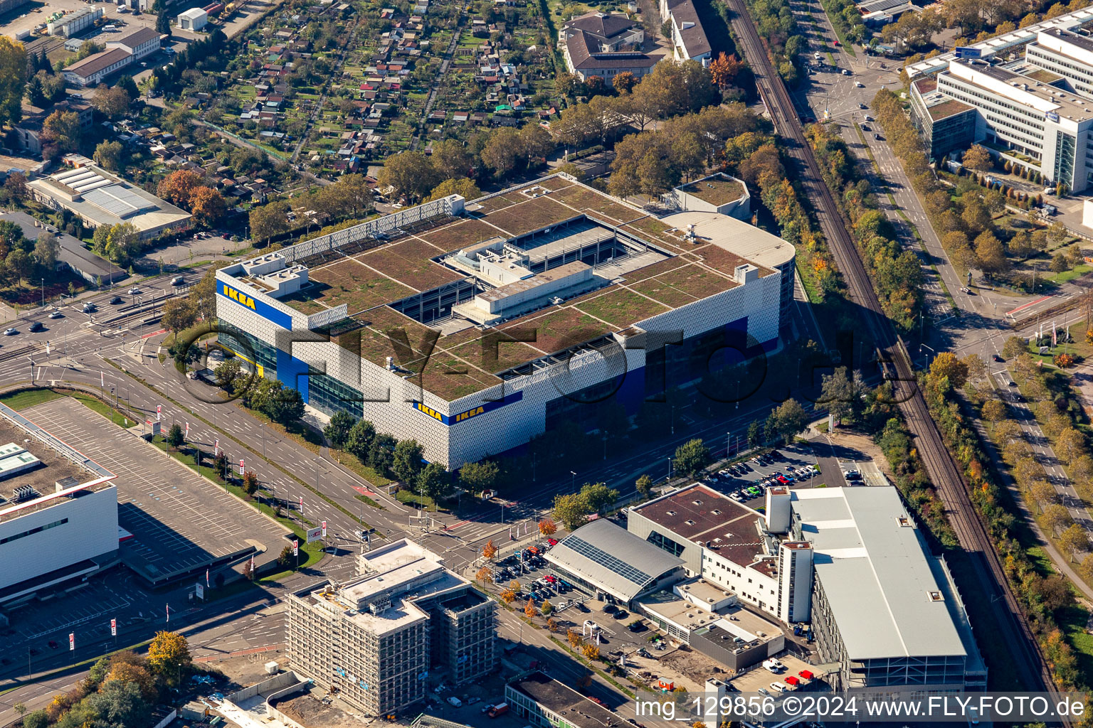 Vue d'oiseau de Magasin de meubles - marché de meubles de "IKEA Deutschland GmbH & Co. KG" sur Gerwigstrasse - Weinweg - Durlacher Allee à le quartier Oststadt in Karlsruhe dans le département Bade-Wurtemberg, Allemagne