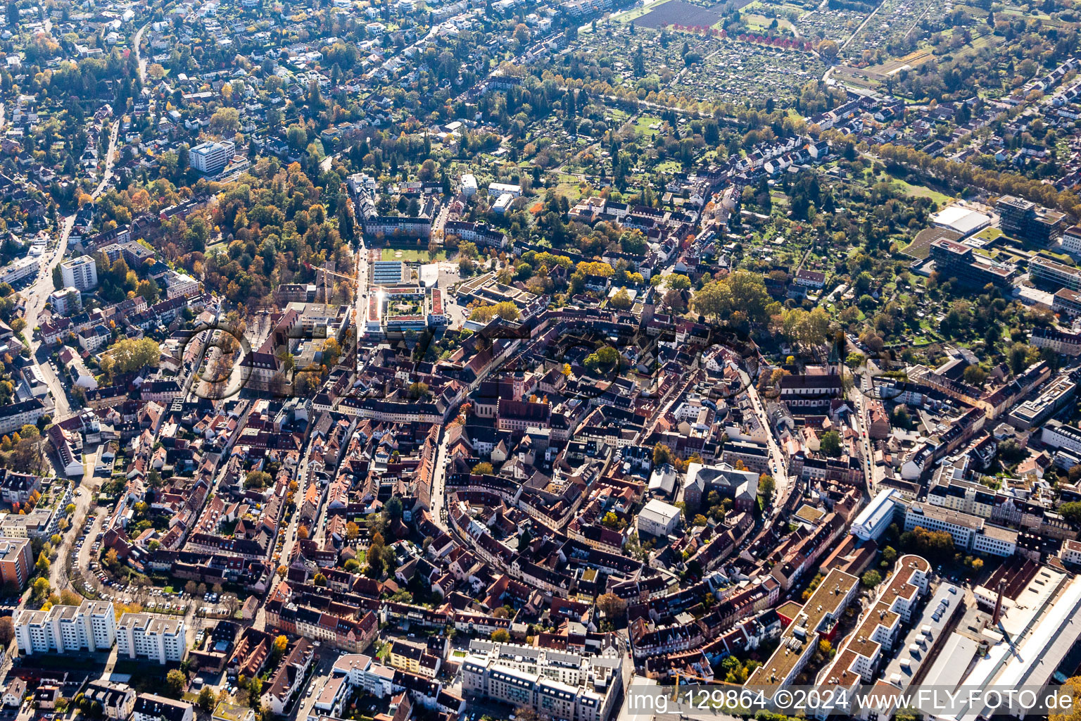 Photographie aérienne de Vieille ville et centre-ville à le quartier Durlach in Karlsruhe dans le département Bade-Wurtemberg, Allemagne