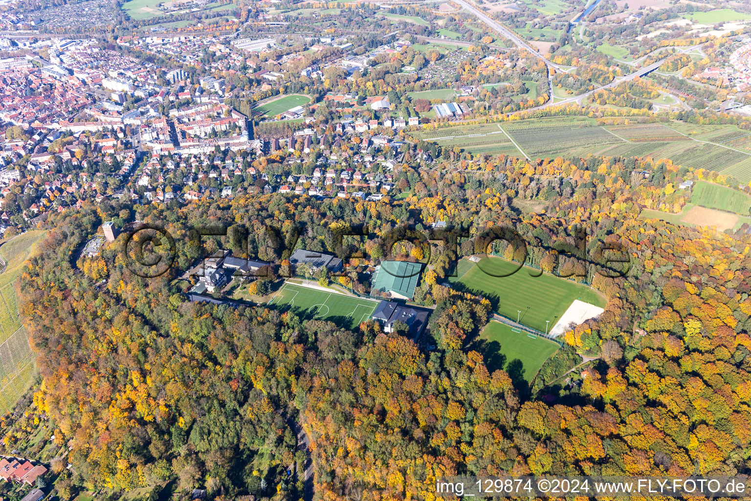 Vue aérienne de Terrains de football de l'école de sport de Schöneck (centre de performance national de l'association de football de Bade et de l'association sportive de Baden) sur le Turmberg à le quartier Durlach in Karlsruhe dans le département Bade-Wurtemberg, Allemagne