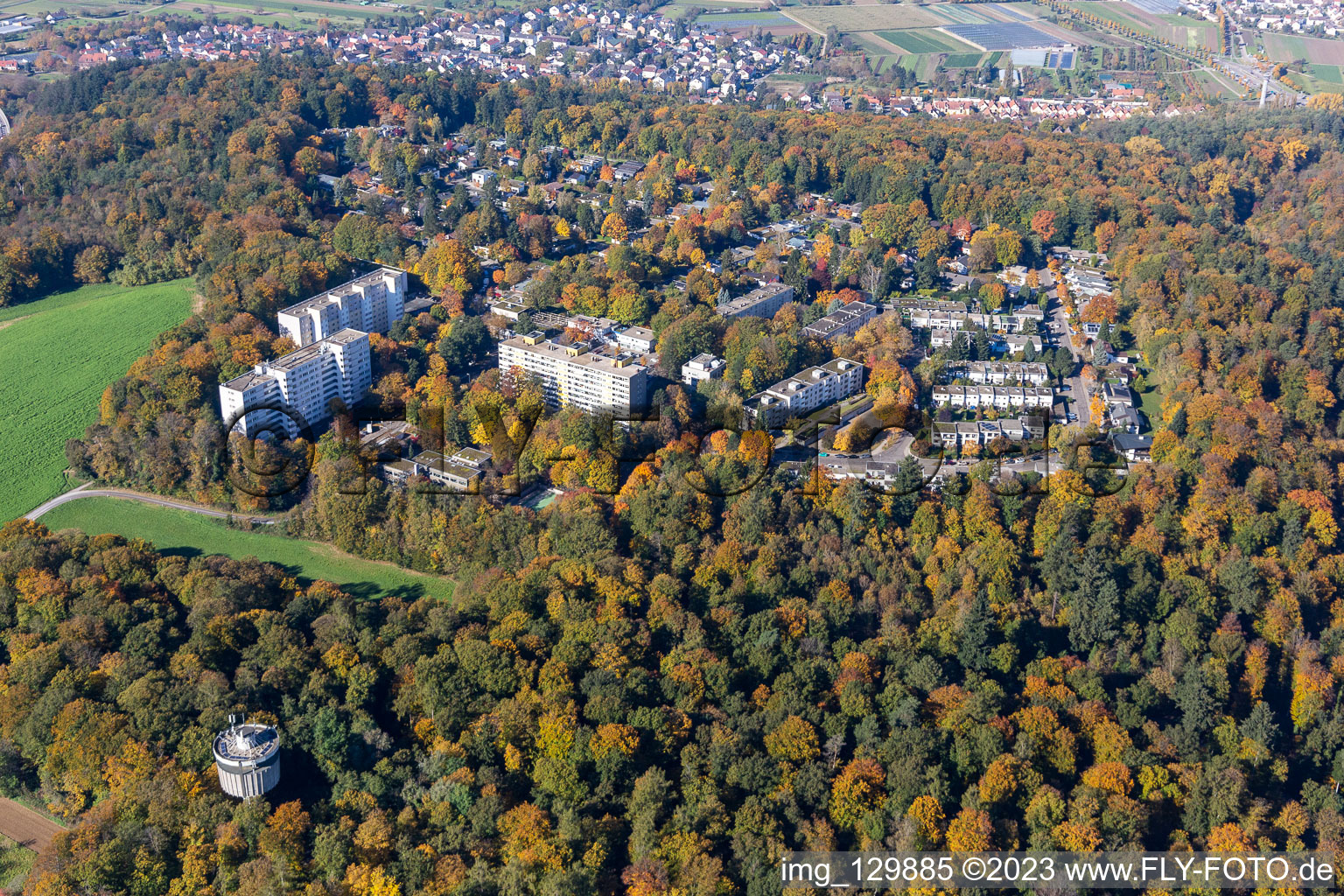Vue aérienne de Village forestier de montagne à le quartier Durlach in Karlsruhe dans le département Bade-Wurtemberg, Allemagne