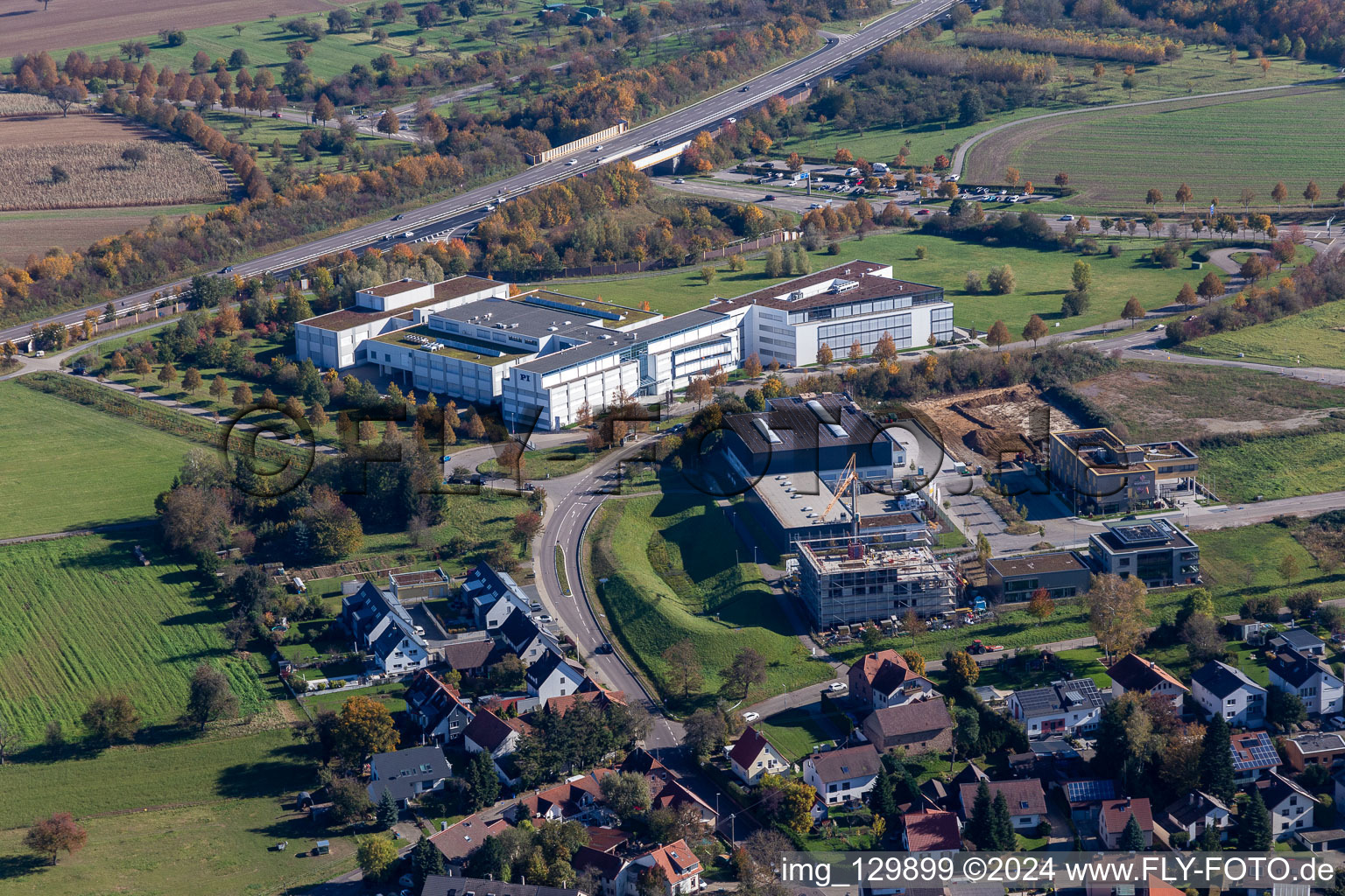 Vue aérienne de Immeuble de bureaux du bâtiment administratif et commercial de Physik Geräte (PI) GmbH & Co. KG sur l'A8 à le quartier Palmbach in Karlsruhe dans le département Bade-Wurtemberg, Allemagne