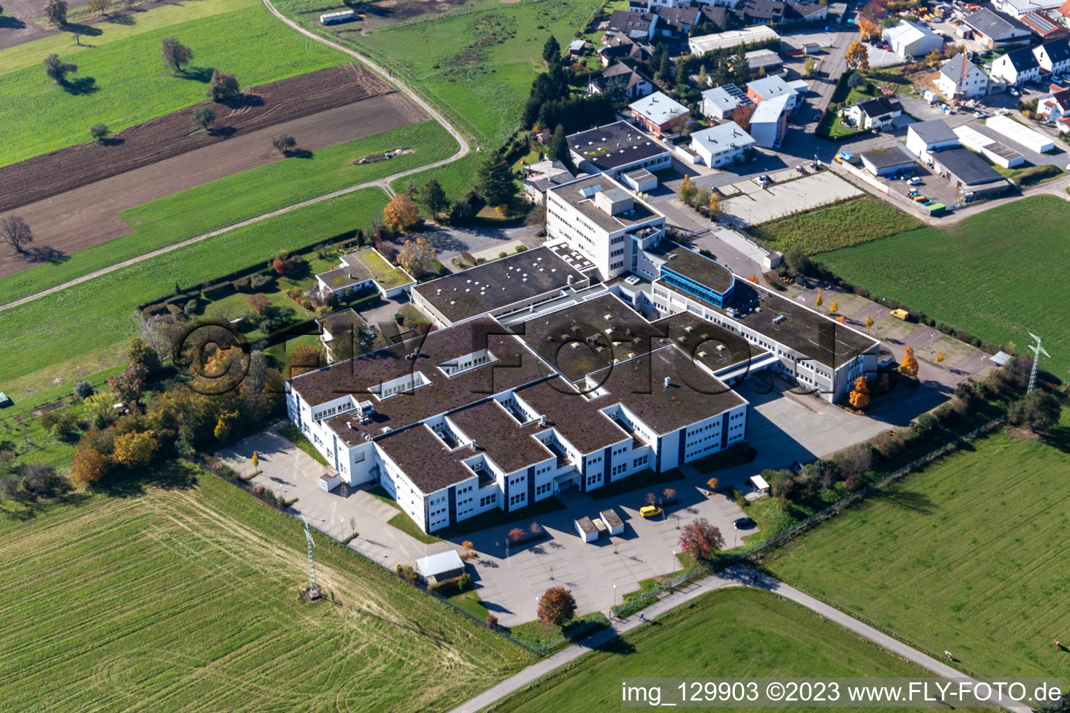 Vue aérienne de Locaux de l'entreprise Polytec GmbH avec halls, bâtiments d'entreprise et installations de production à le quartier Reichenbach in Waldbronn dans le département Bade-Wurtemberg, Allemagne