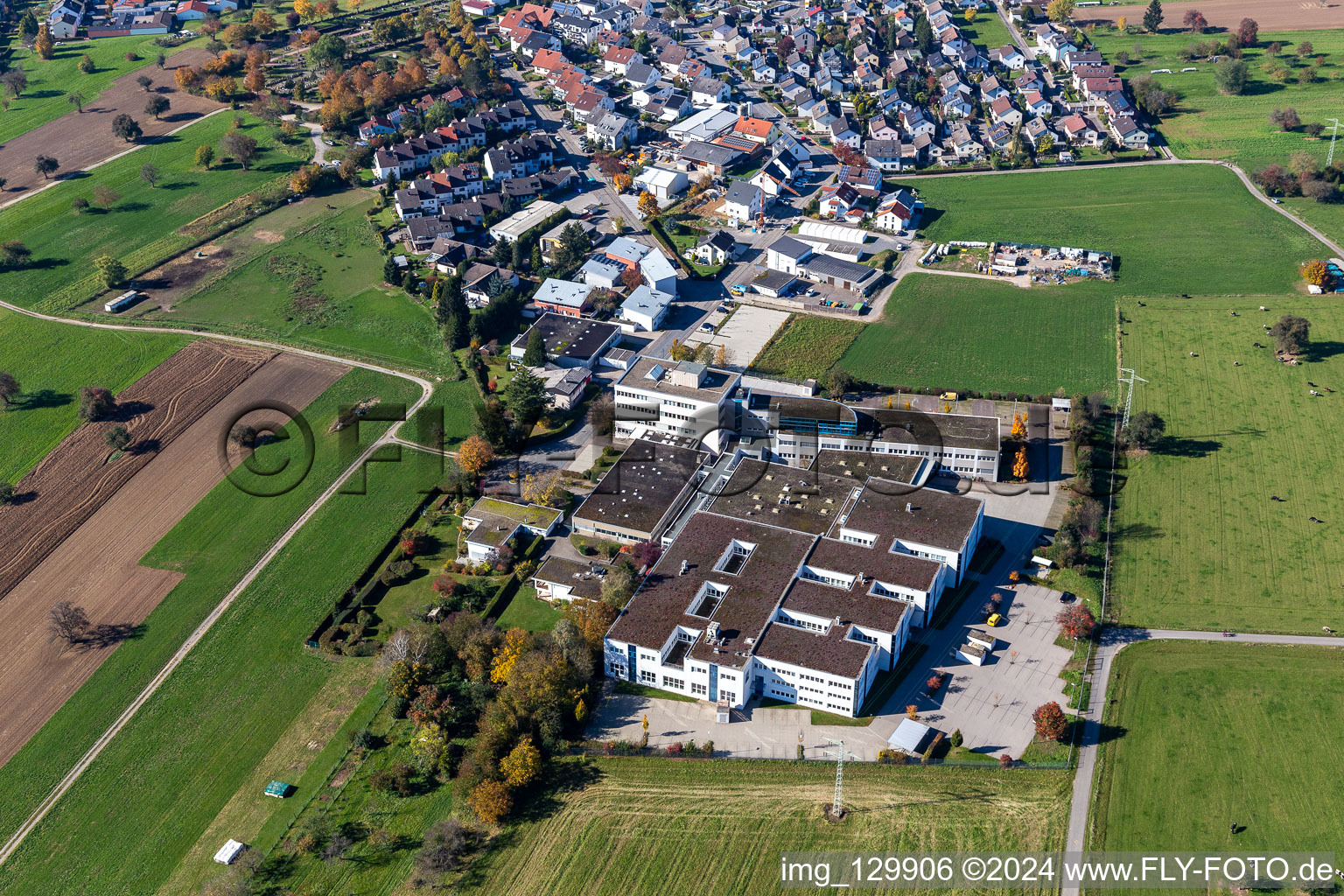 Vue aérienne de Locaux de l'entreprise Polytec GmbH avec halls, bâtiments d'entreprise et installations de production à le quartier Reichenbach in Waldbronn dans le département Bade-Wurtemberg, Allemagne