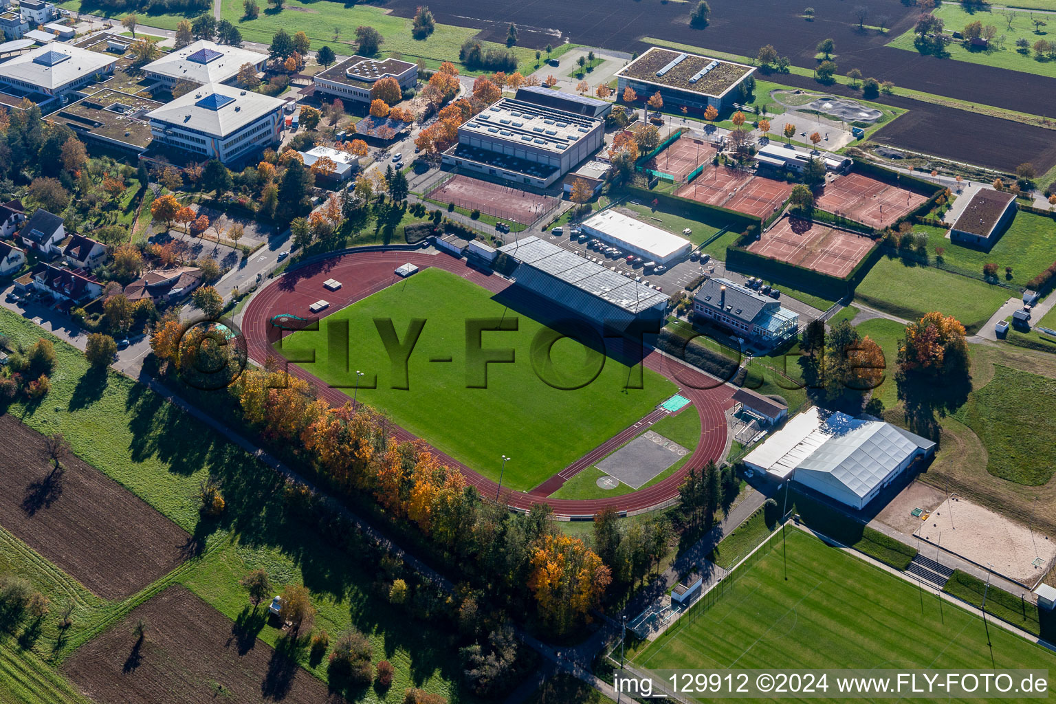 Vue aérienne de Stade dans le SONOTRONIC Sportpark SV 1899 Langensteinbach à le quartier Langensteinbach in Karlsbad dans le département Bade-Wurtemberg, Allemagne