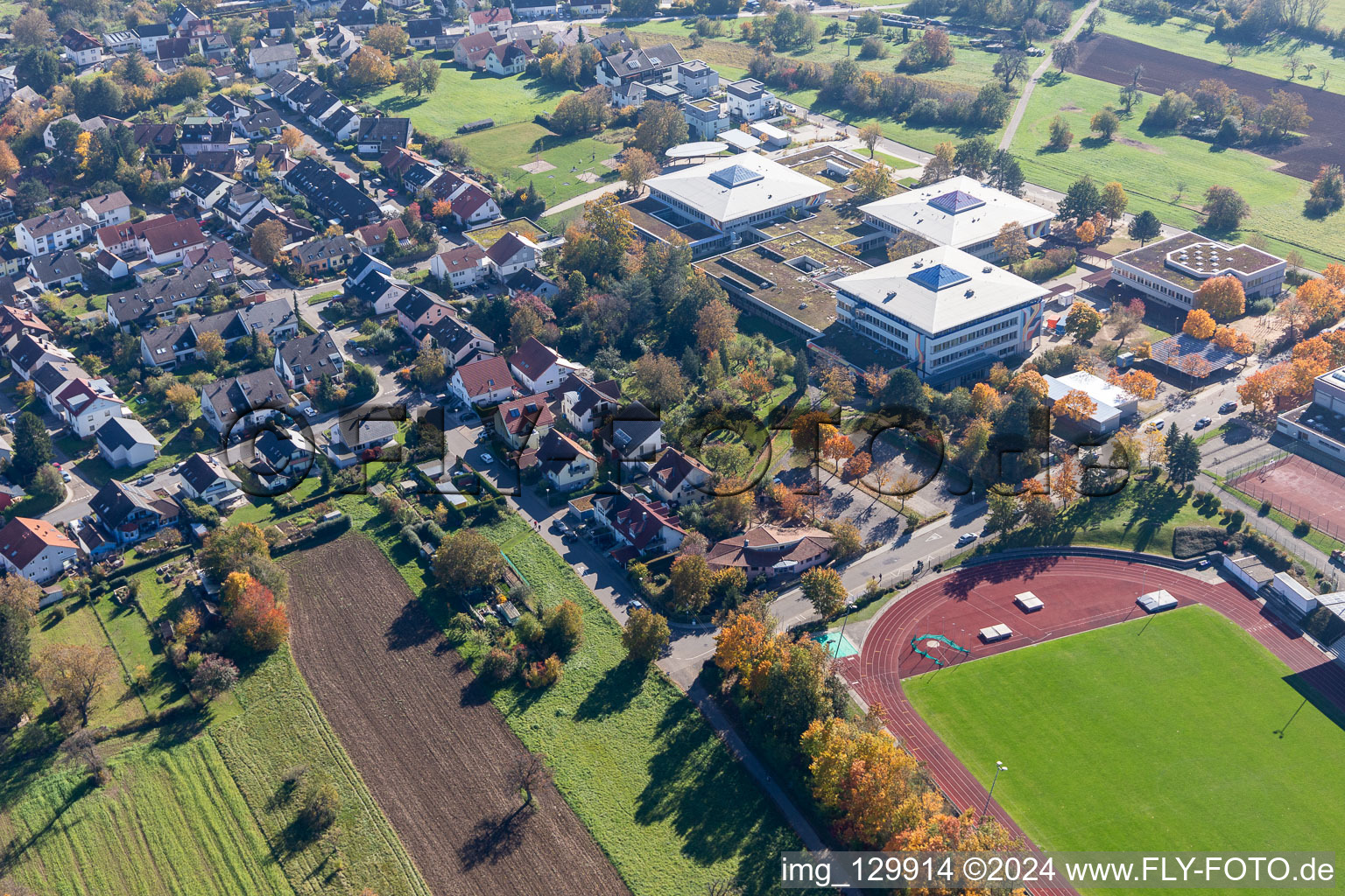 Vue aérienne de Gymnase Karlsbad, école communautaire Karlsbad-Waldbronn à le quartier Langensteinbach in Karlsbad dans le département Bade-Wurtemberg, Allemagne