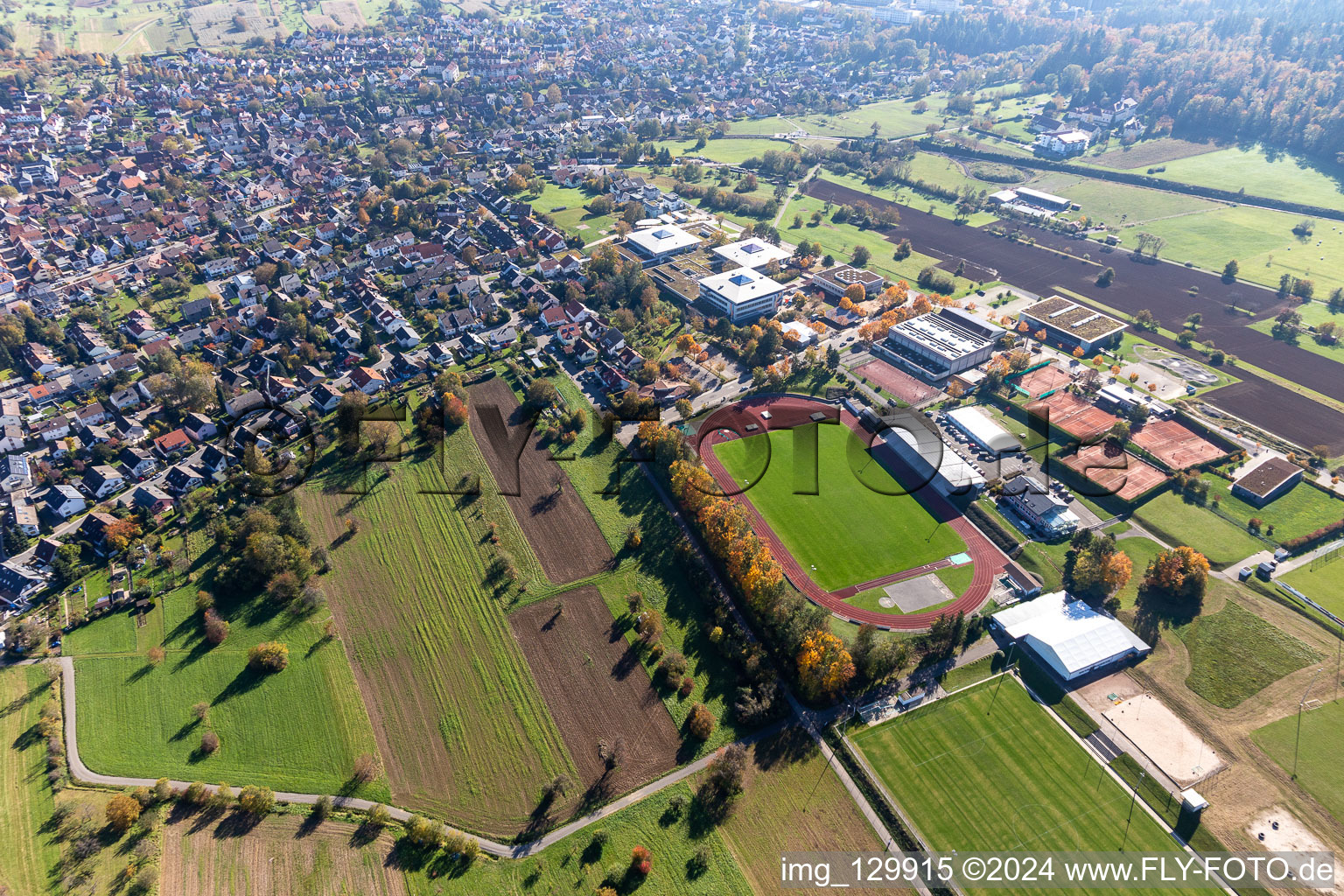 Vue aérienne de Stade dans le SONOTRONIC Sportpark SV 1899 Langensteinbach, lycée Karlsbad, école communale Karlsbad-Waldbronn à le quartier Langensteinbach in Karlsbad dans le département Bade-Wurtemberg, Allemagne