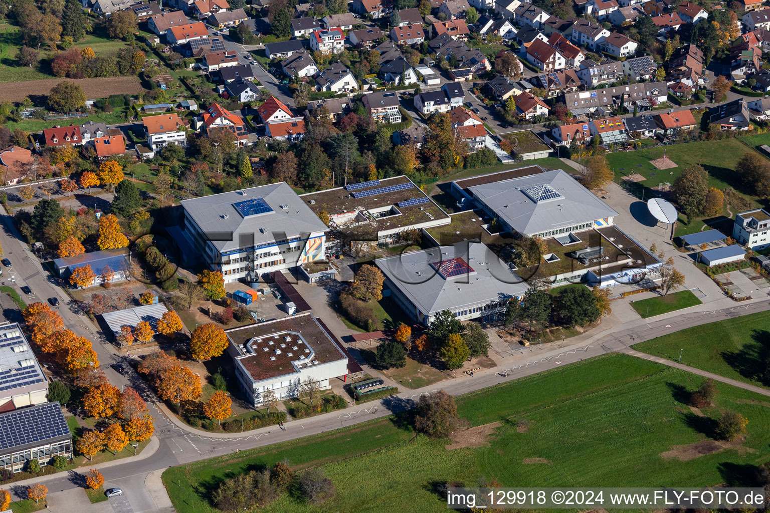 Vue aérienne de Gymnase Karlsbad, école communautaire Karlsbad-Waldbronn à le quartier Langensteinbach in Karlsbad dans le département Bade-Wurtemberg, Allemagne