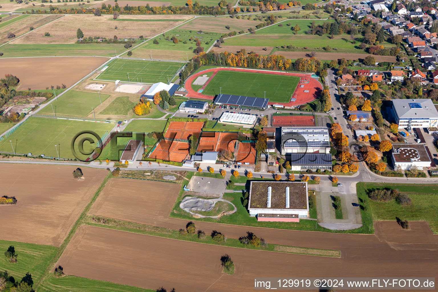 Vue aérienne de Stade du SONOTRONIC Sportpark SV 1899 à le quartier Langensteinbach in Karlsbad dans le département Bade-Wurtemberg, Allemagne