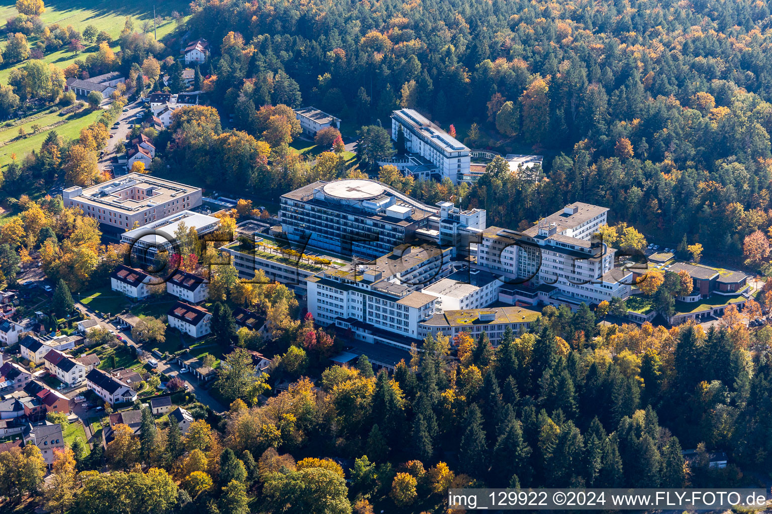 Vue aérienne de Locaux hospitaliers du centre de rééducation de la clinique de rééducation BBRZ Karlsbad à le quartier Langensteinbach in Karlsbad dans le département Bade-Wurtemberg, Allemagne