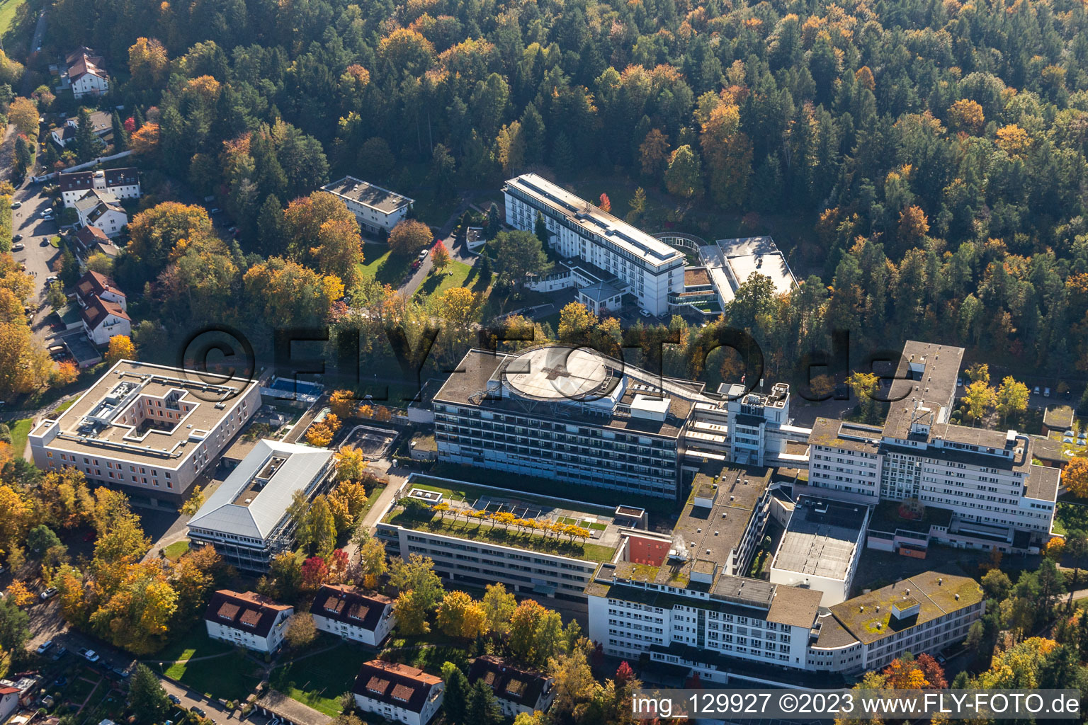 Vue aérienne de Locaux hospitaliers du centre de rééducation de la clinique de rééducation BBRZ Karlsbad à le quartier Langensteinbach in Karlsbad dans le département Bade-Wurtemberg, Allemagne