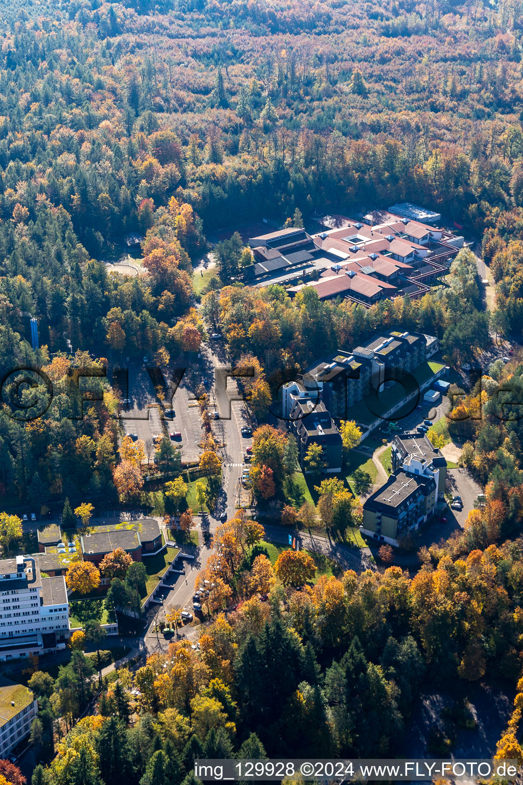 Vue aérienne de École Ludwig Guttmann Karlsbad SBBZ à le quartier Langensteinbach in Karlsbad dans le département Bade-Wurtemberg, Allemagne