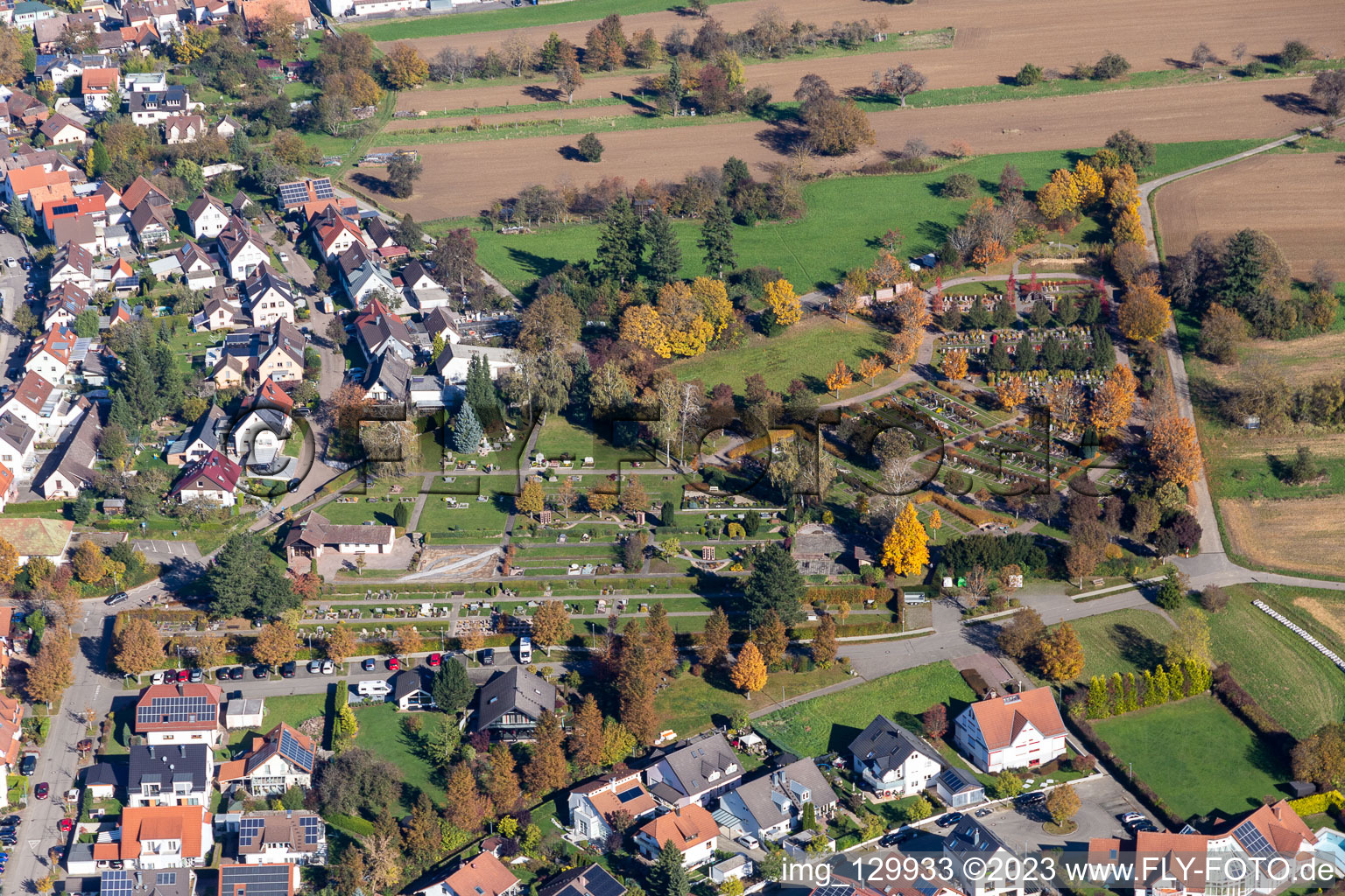 Vue aérienne de Cimetière Langensteinbach à le quartier Langensteinbach in Karlsbad dans le département Bade-Wurtemberg, Allemagne
