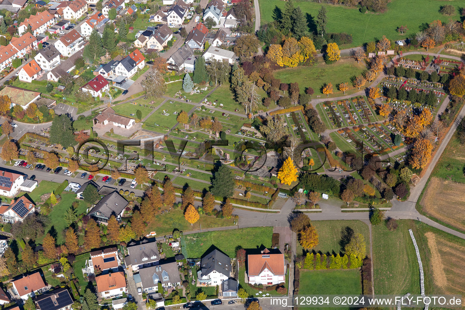 Vue aérienne de Cimetière Langensteinbach à le quartier Langensteinbach in Karlsbad dans le département Bade-Wurtemberg, Allemagne