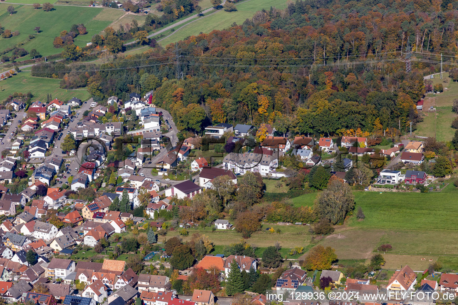 Vue aérienne de Wilhelm-Roether-Strasse à le quartier Langensteinbach in Karlsbad dans le département Bade-Wurtemberg, Allemagne