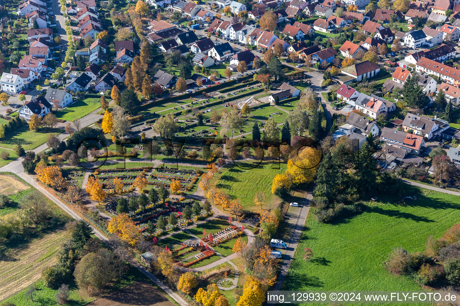 Vue oblique de Cimetière Langensteinbach à le quartier Langensteinbach in Karlsbad dans le département Bade-Wurtemberg, Allemagne